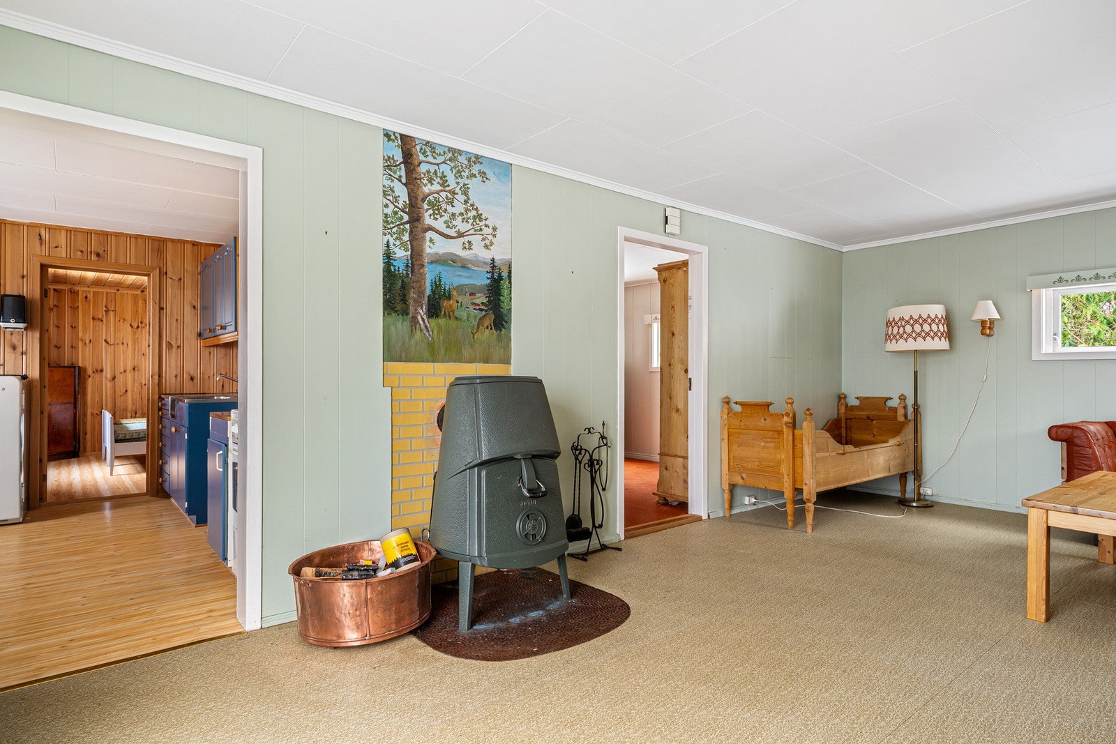 Stor og lys stue på 24,5 kvm. med peisovn. Galleribilde