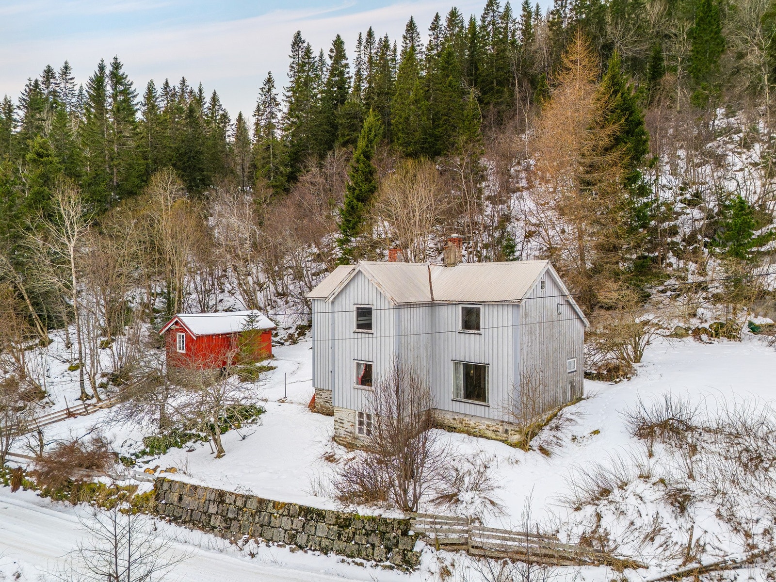 Eiendommen ligger fint til i terrenget. Galleribilde