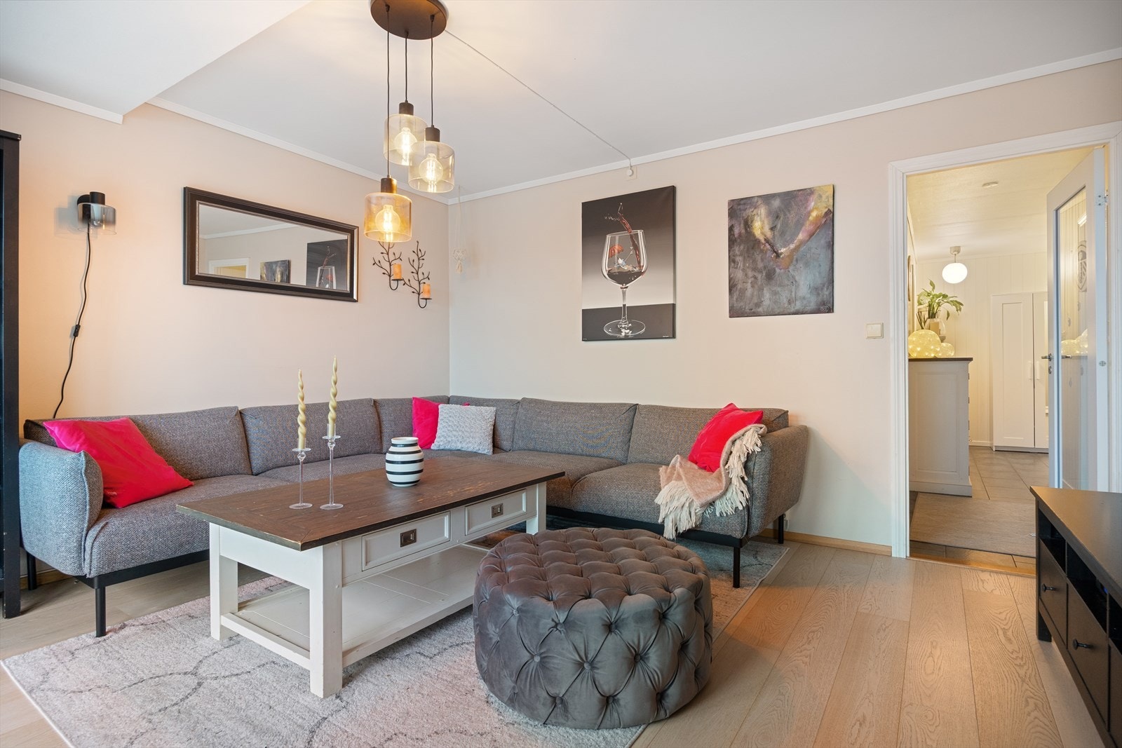 Stuen er på ca. 19 kvm og gir plass til en romslig sofagruppe og spiseplass ved kjøkken. Galleribilde