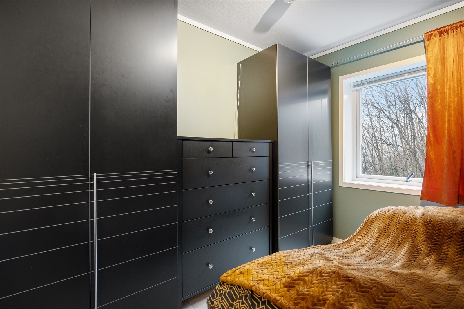 Rommet er innredet med garderobeskap som gir godt med skapplass. Galleribilde