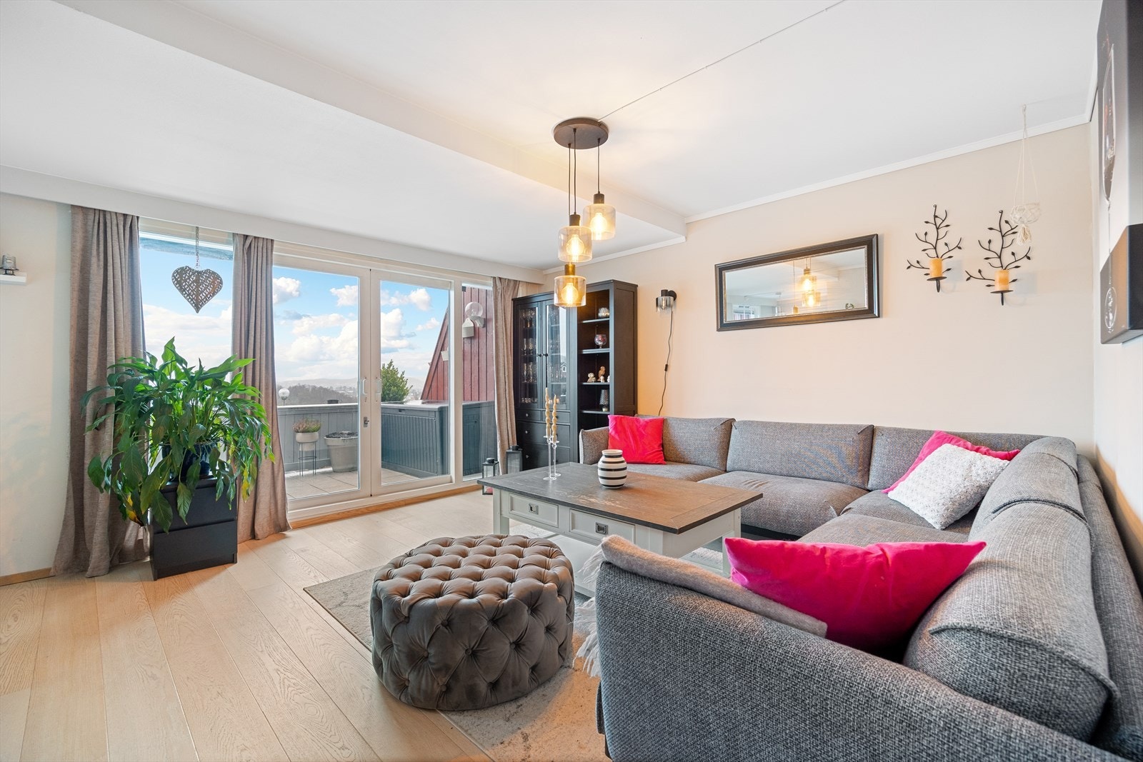 Leiligheten ligger i byggets andre etasje og har en nydelig utsikt over nærområdet. Galleribilde