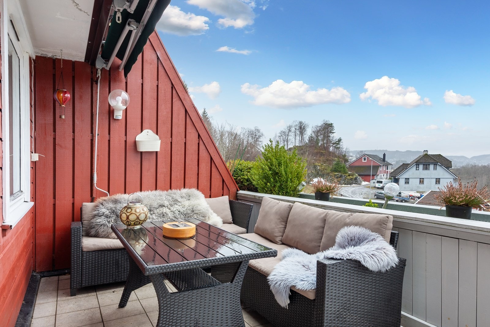 Terrassen gir god plass til en sittegruppe og rekkverket med blomsterkasser gir rom for grønne fingre. Galleribilde