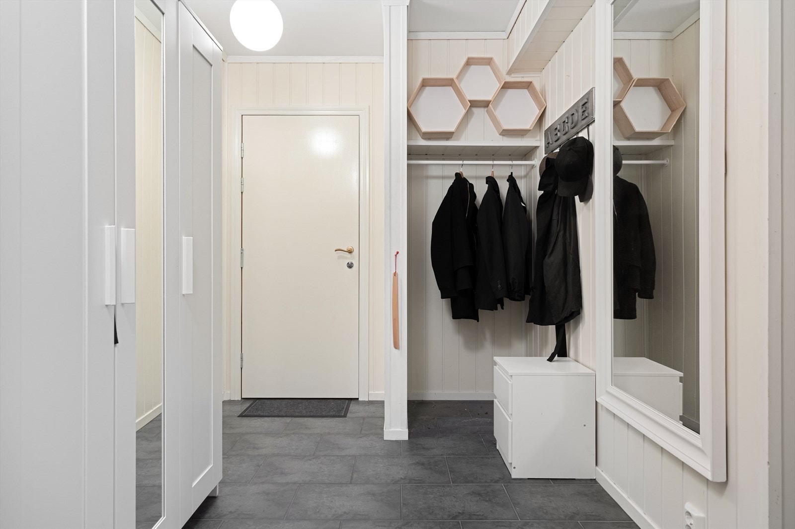 Velkommen inn i en lys og romslig entré på 11,2 kvm med fliser på gulv. Galleribilde