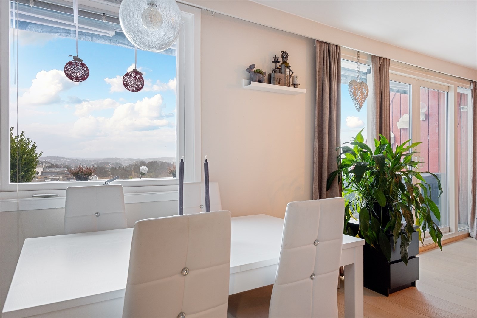 Spisestuen er et naturlig bindeledd mellom stue og kjøkken. Galleribilde