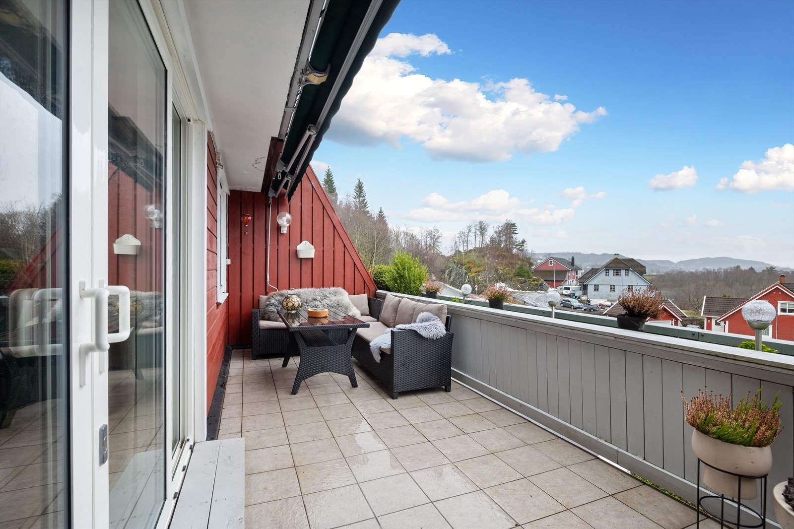 Terrassen er sør-vestvendt og måler ca. 15 kvm. Galleribilde