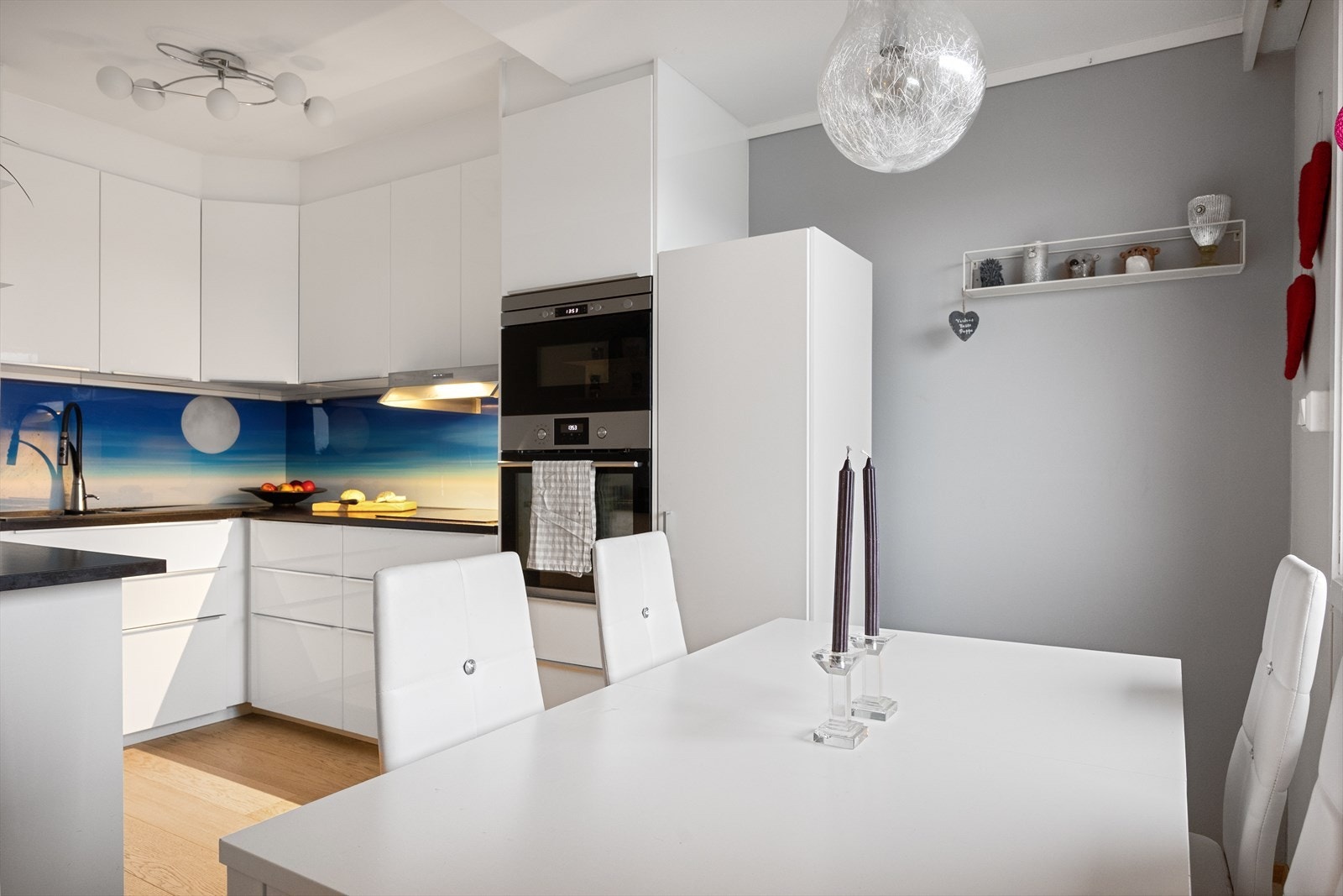 Kjøkkenet er lyst og moderne med stekeovn og micro i hodehøyde. Galleribilde