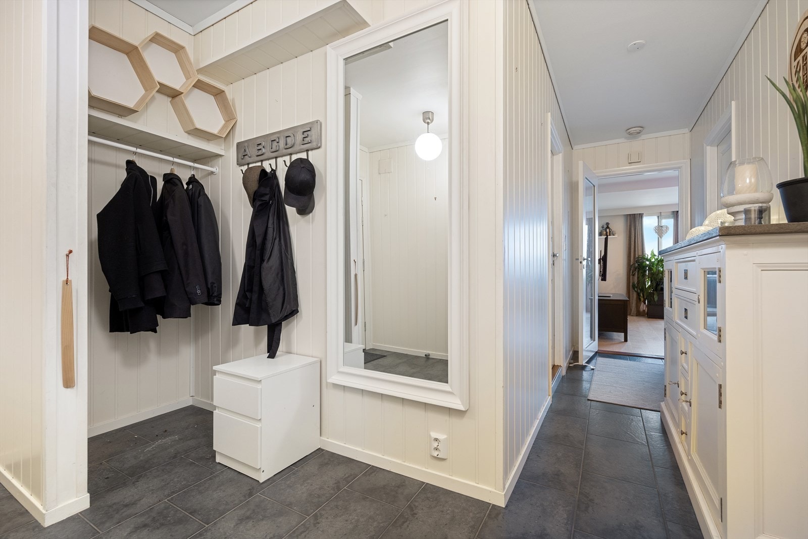 Her er det god plass til å henge fra deg det du måtte trenge av yttertøy og sko. Galleribilde