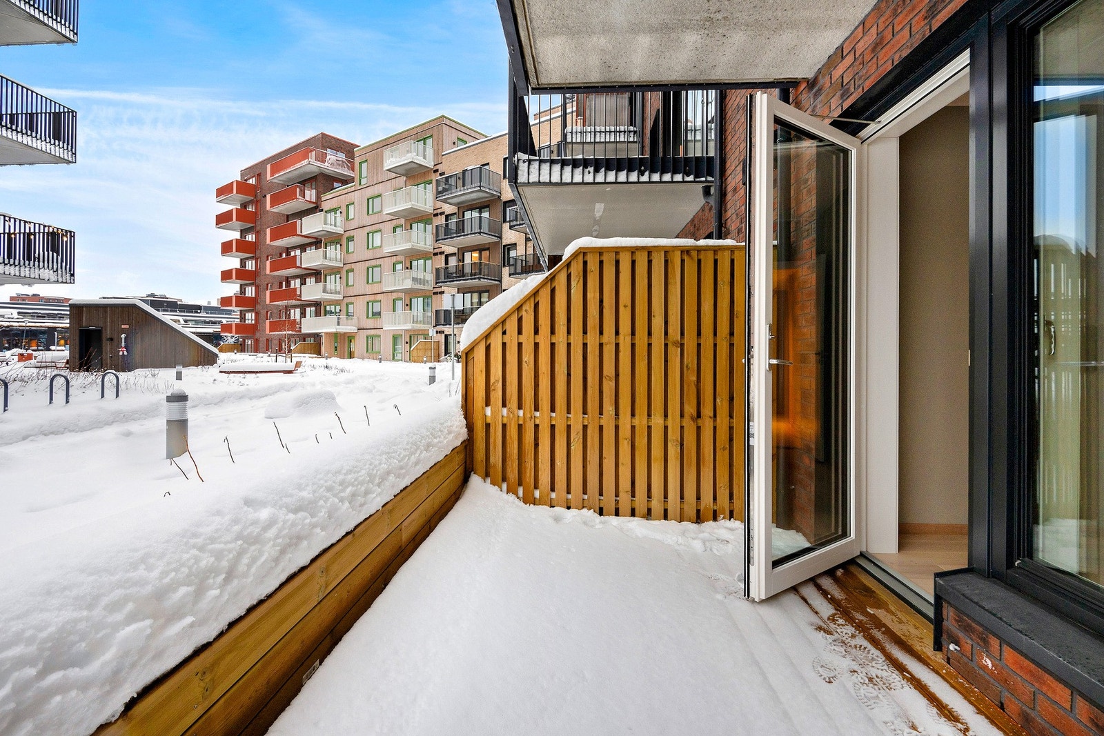 Her er det rikelig med plass til både sittegruppe, grill og beplantning. Galleribilde