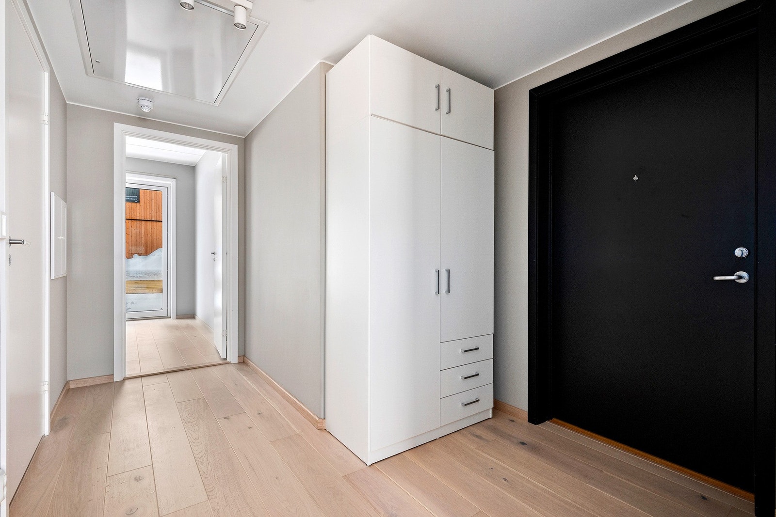 Romslig og praktisk èntre med gode oppbevaringsmuligheter. Galleribilde