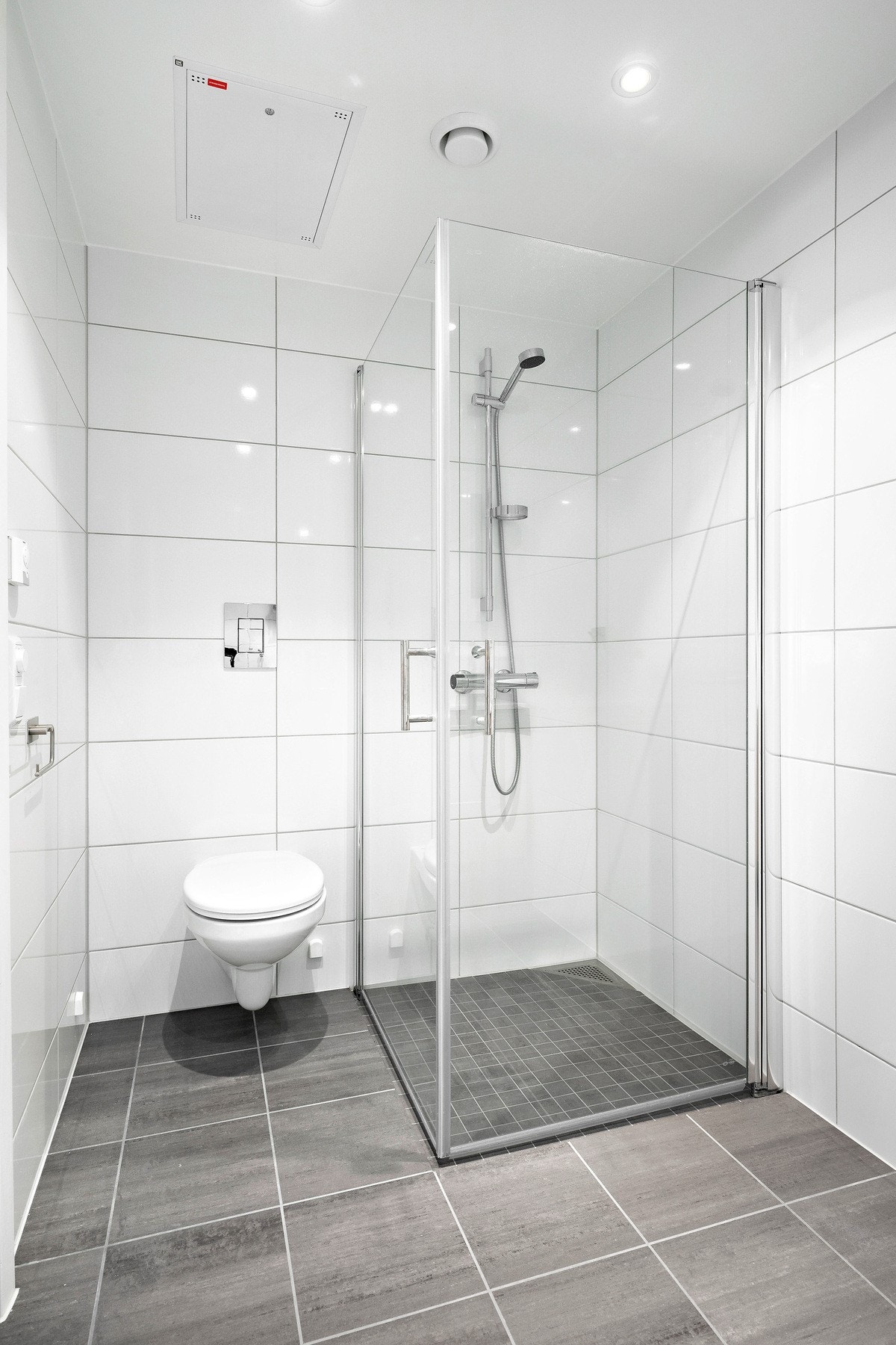 Pent flislagt bad i stilrent design. Galleribilde