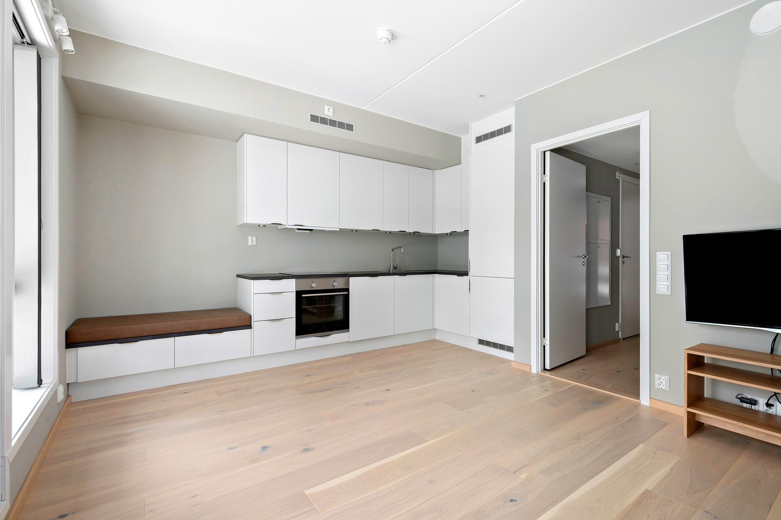 Helt nytt kjøkken med stilrene hvite fronter. Galleribilde