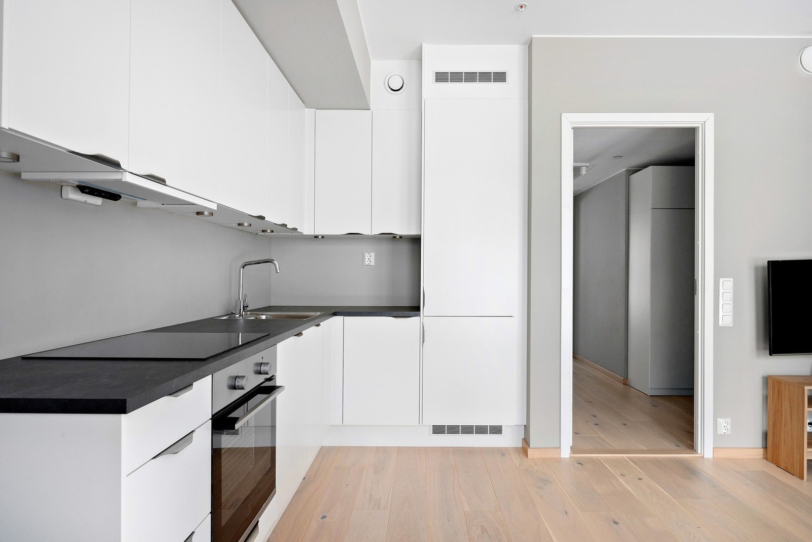 Hvitevarene er sømløst integrert i kjøkkeninnredningen. Galleribilde