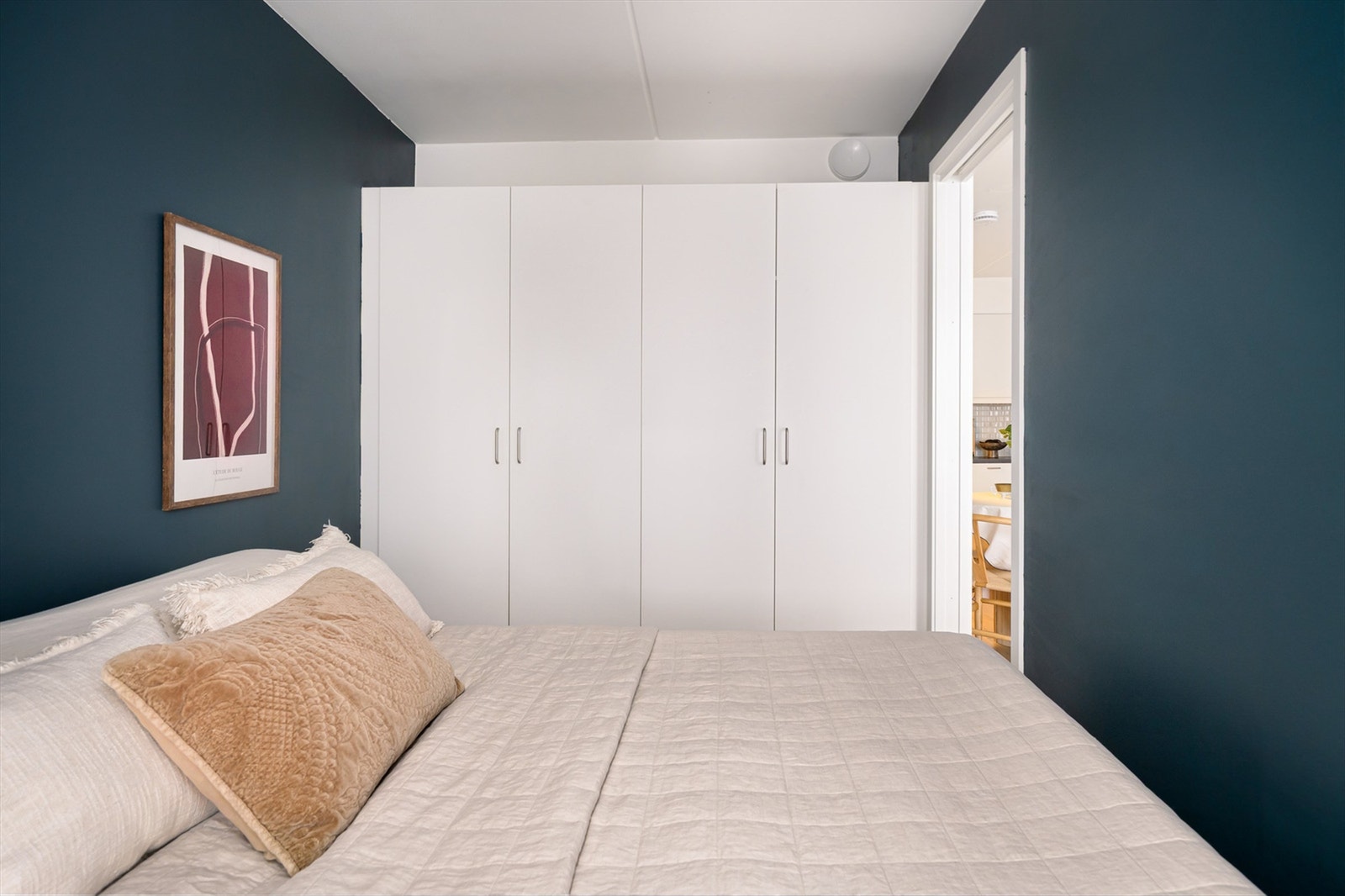 Det er rikelig med oppbevaringsplass i en romslig skyvedørsgarderobe. Galleribilde