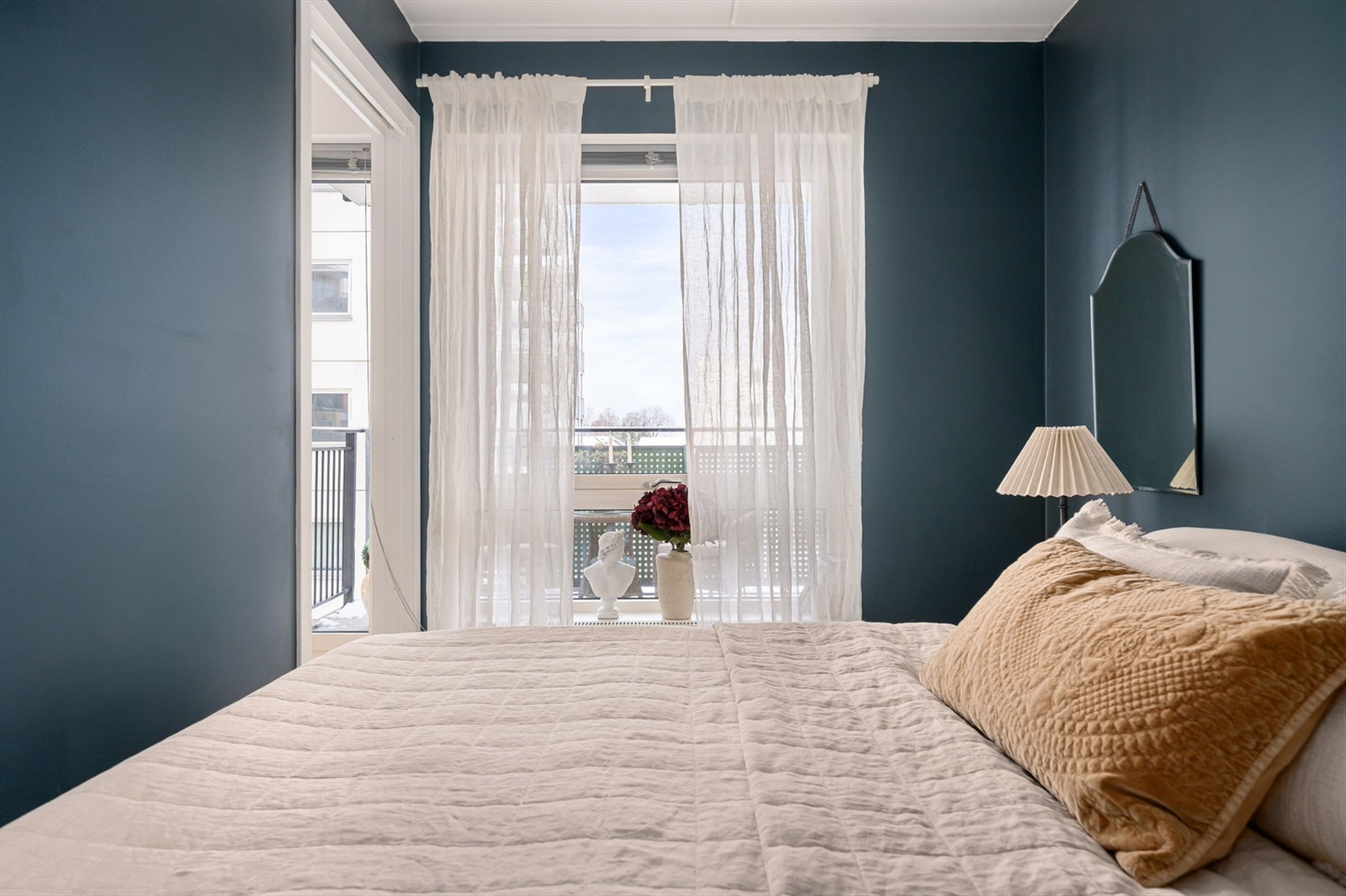 Her er det rikelig med lysinnslipp fra store vindusflater som skaper en åpen og luftig romfølelse. Galleribilde