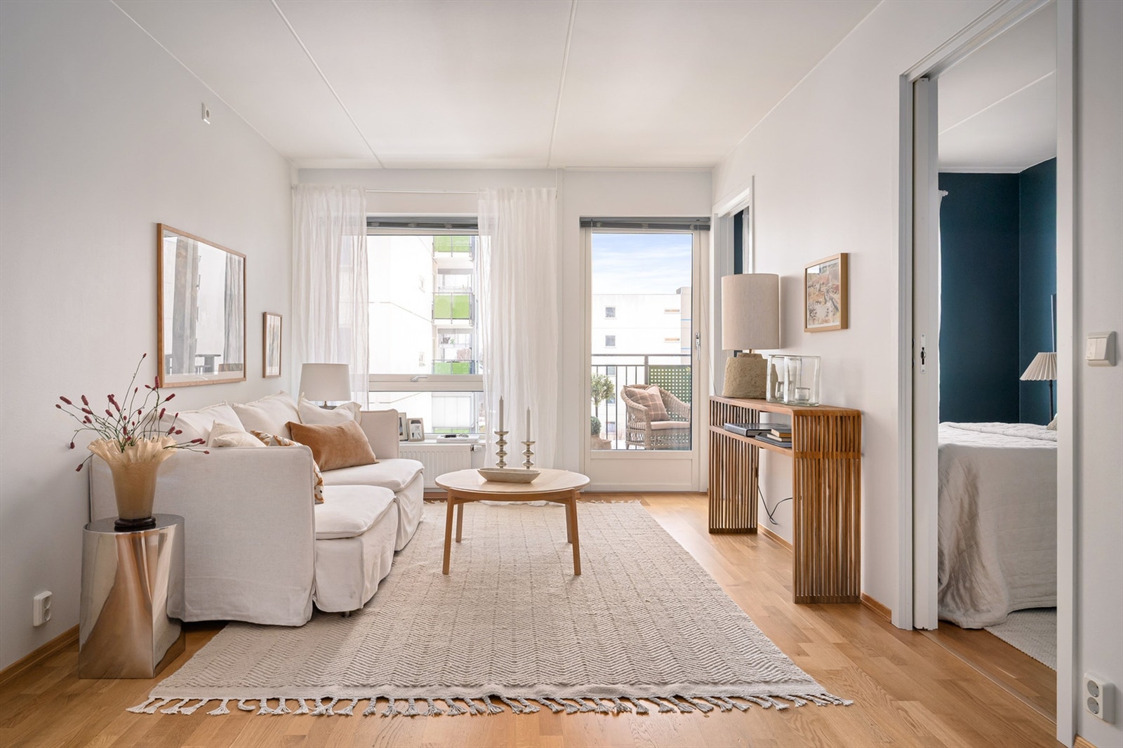 Stuen er luftig og har god plass til sofa, salongbord og TV-seksjon. Galleribilde