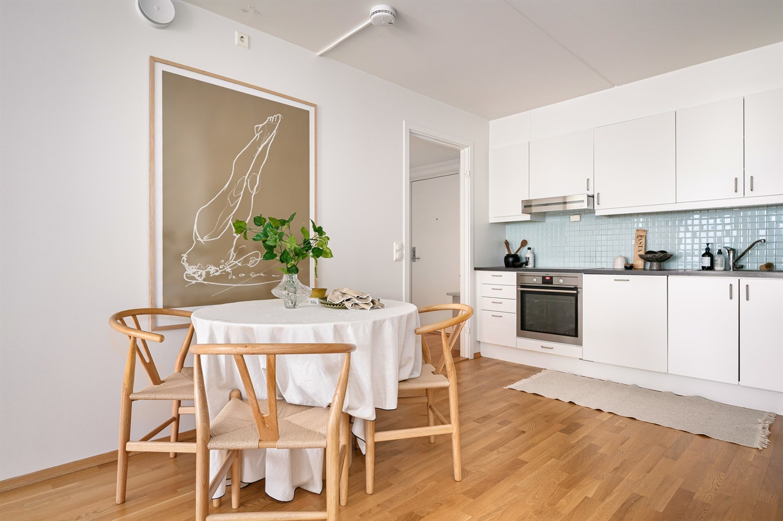 I naturlig overgang mellom stue og kjøkken er det naturlig å møblere med en spisegruppe- perfekt for å invitere venner og familie på middagsbesøk. Galleribilde