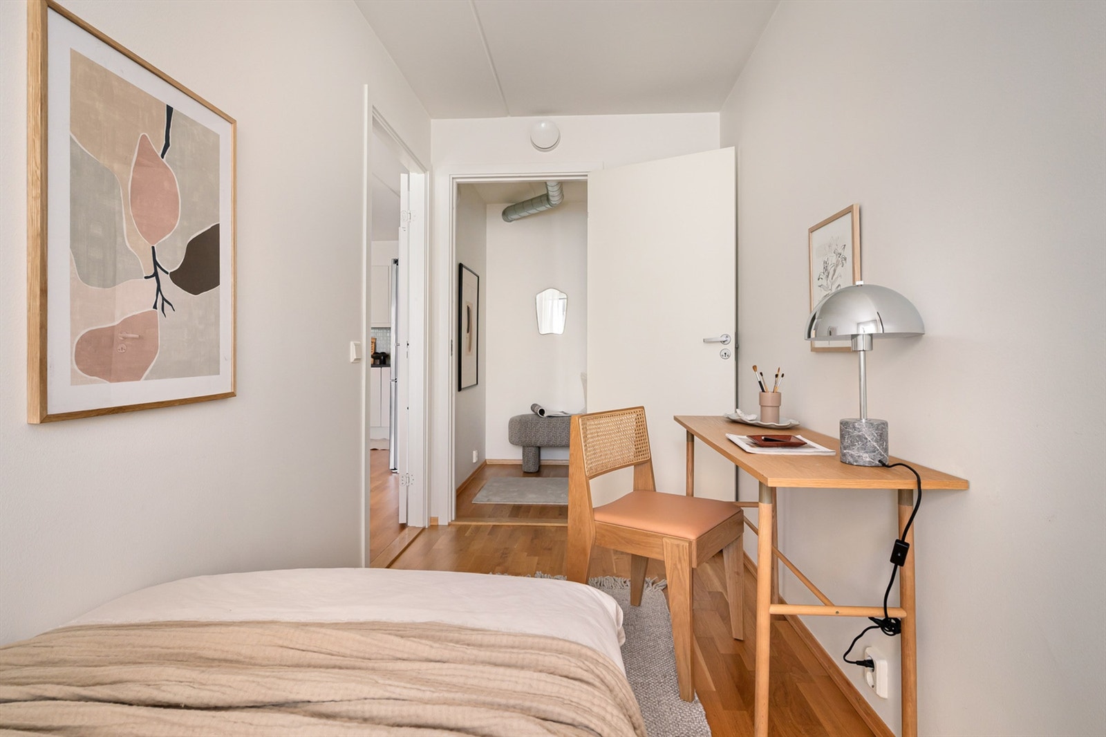 Rommet passer perfekt som barnerom, gjesterom eller kontor. Her er det også inngang til en romslig bod. Galleribilde