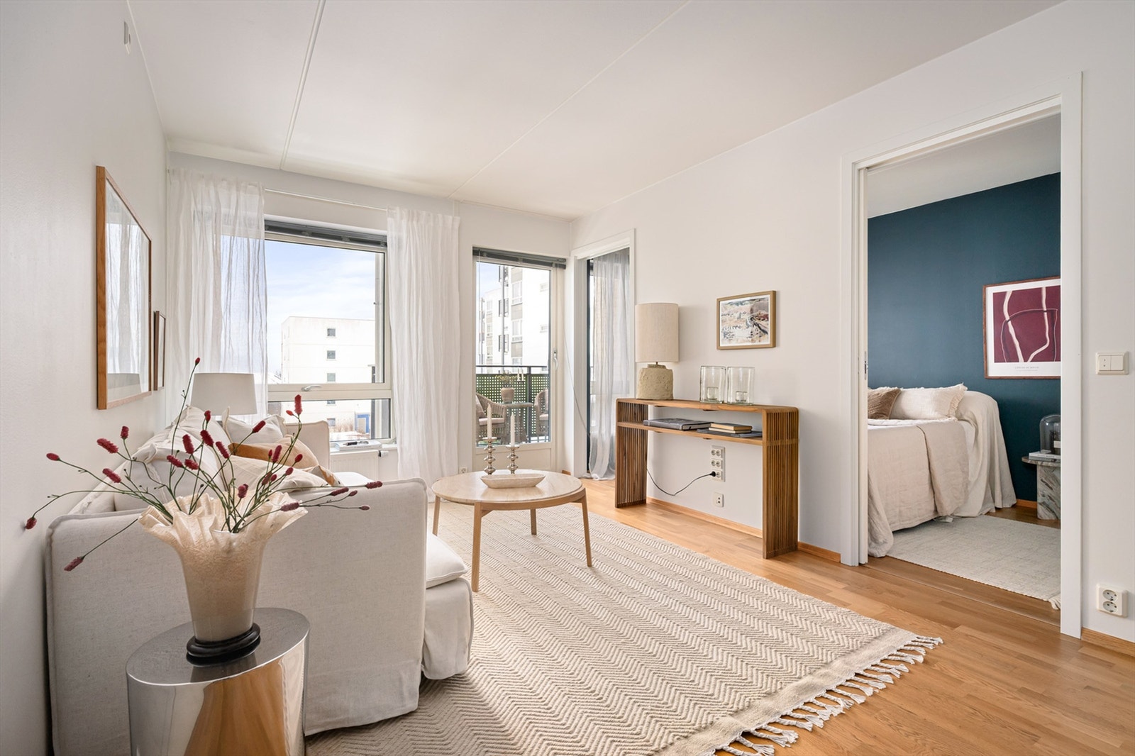 Det er rikelig med lysinnslipp gjennom store vindusflater som skaper en åpen og luftig romfølelse. Galleribilde