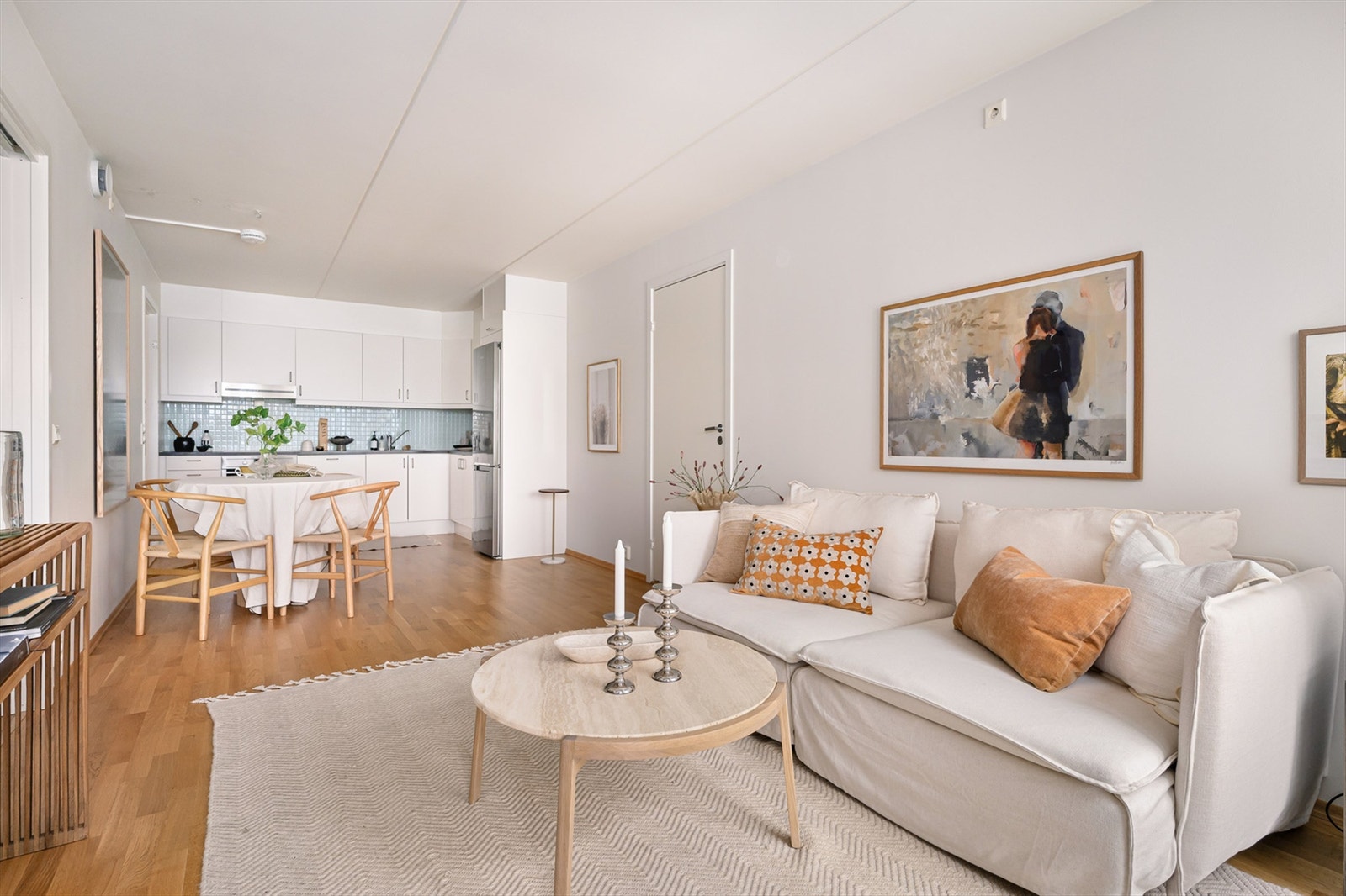 Stuen og kjøkkenet er holdt i en åpen løsning, og er et naturlig og sosialt samlingspunkt i boligen. Galleribilde