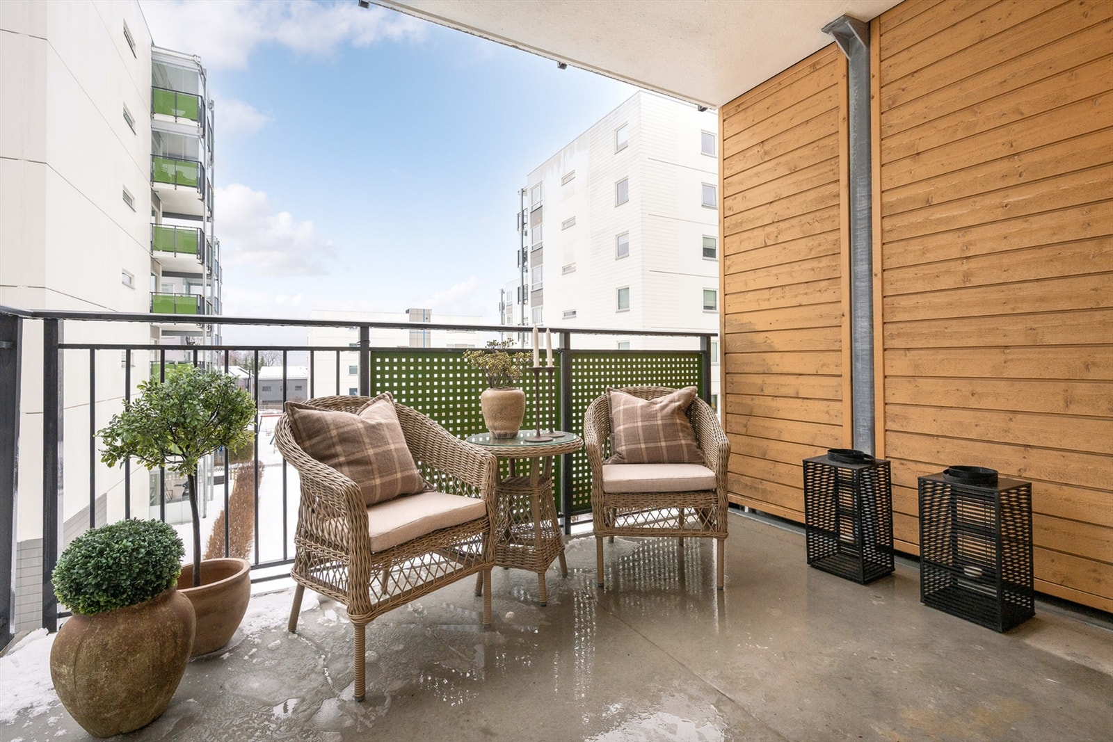 Fra stuen er det utgang til en herlig sydvestvendt balkong på 9 m2. Balkongen har gode solforhold, store vindusflater og en gjennomtenkt planløsning. Galleribilde