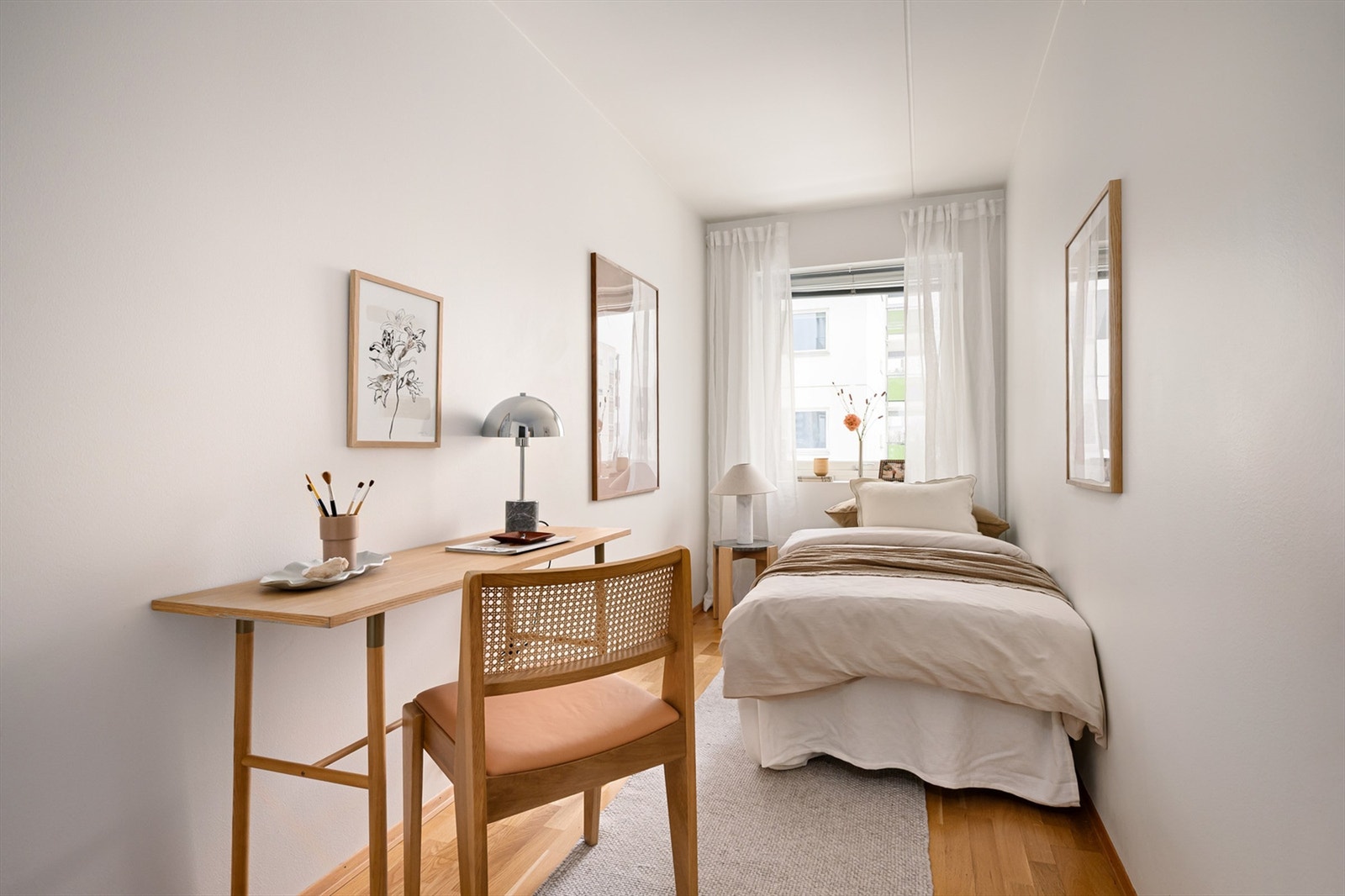 Boligens andre soverom er også av god størrelse med plass til seng, nattbord og skrivepult. Galleribilde