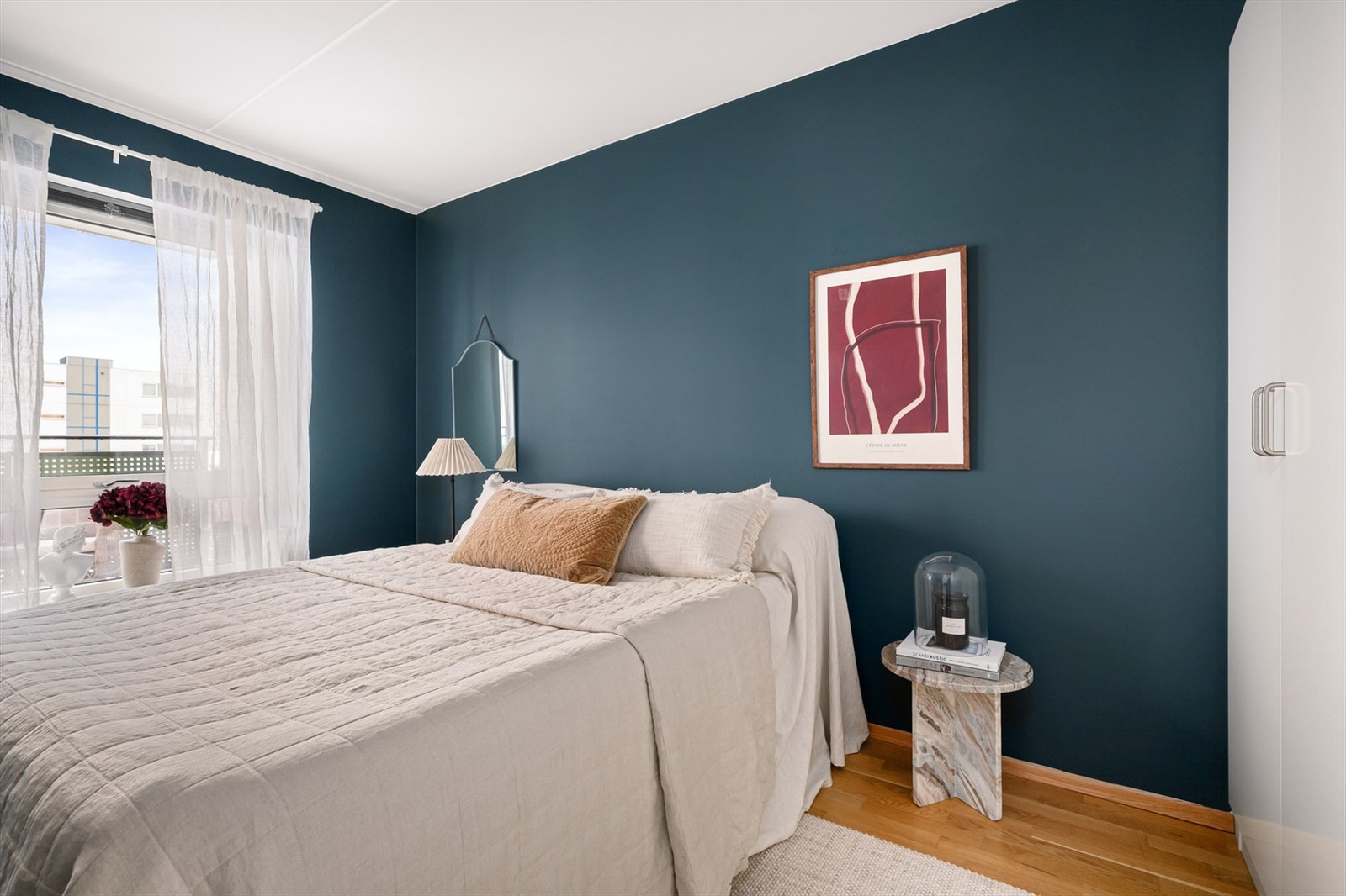 Hovedsoverommet er av god størrelse og har plass til dobbeltseng og tilhørende nattbord. Galleribilde