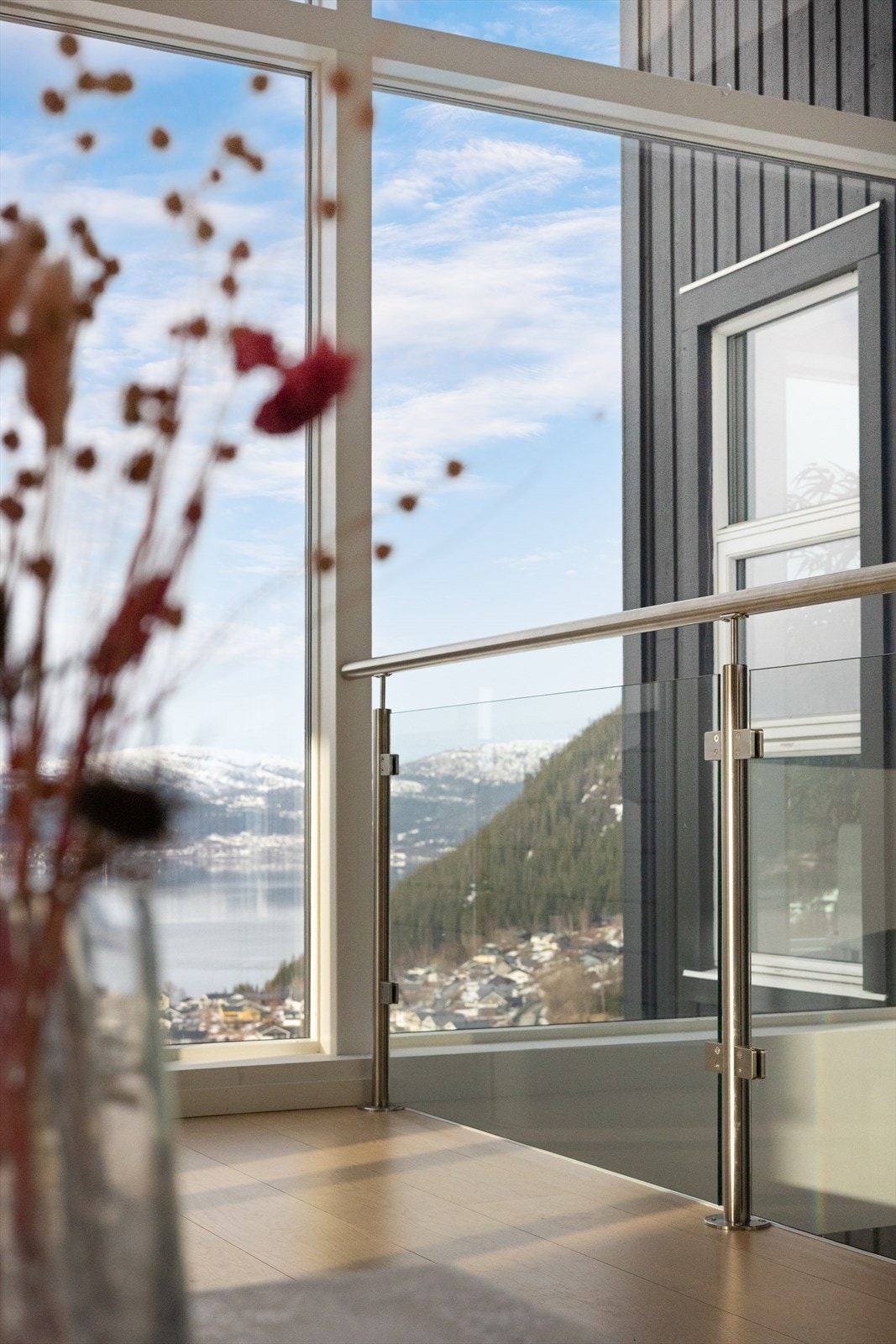 Utsikt fra trappegang og stue nr. 1. Galleribilde