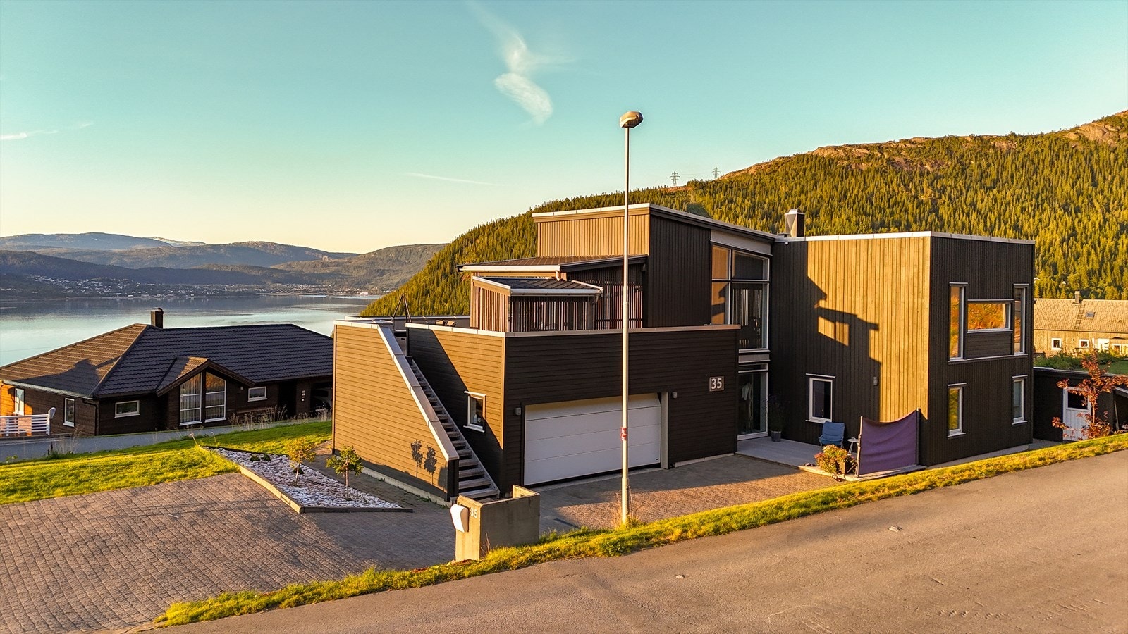 Boligen ligger utmerket til i ett meget attraktiv boområde. Galleribilde