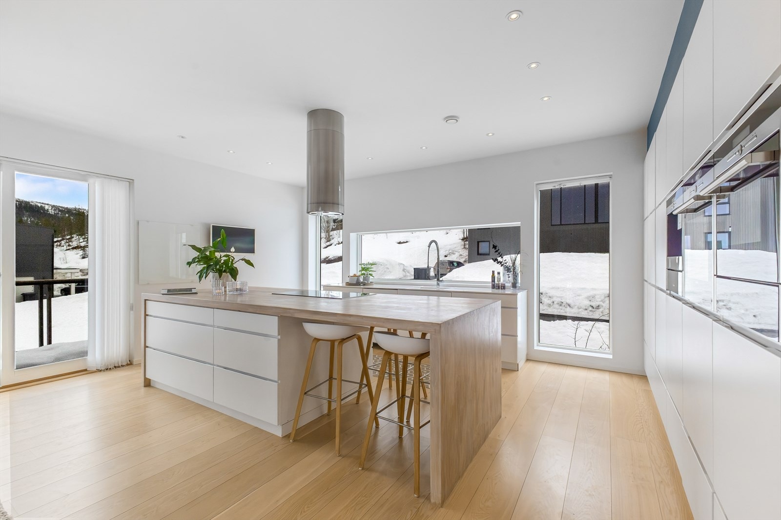 Kjøkkenet er fra Kvik og er fantastisk godt planlagt. Utrolig med lagring og benkeplass. Ett optimalt kjøkken for en stor familie som har hektiske hverdager. Galleribilde