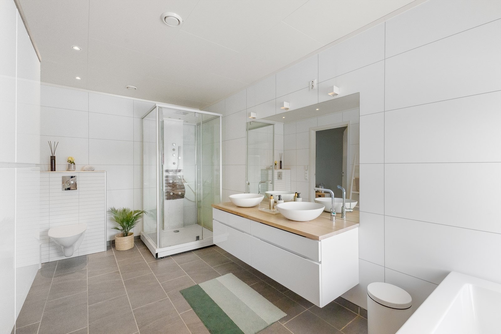 Vegghengt wc med trykkbetjening og downlights i himling. Selvsagt fliser på gulv med gulvvarme. Galleribilde