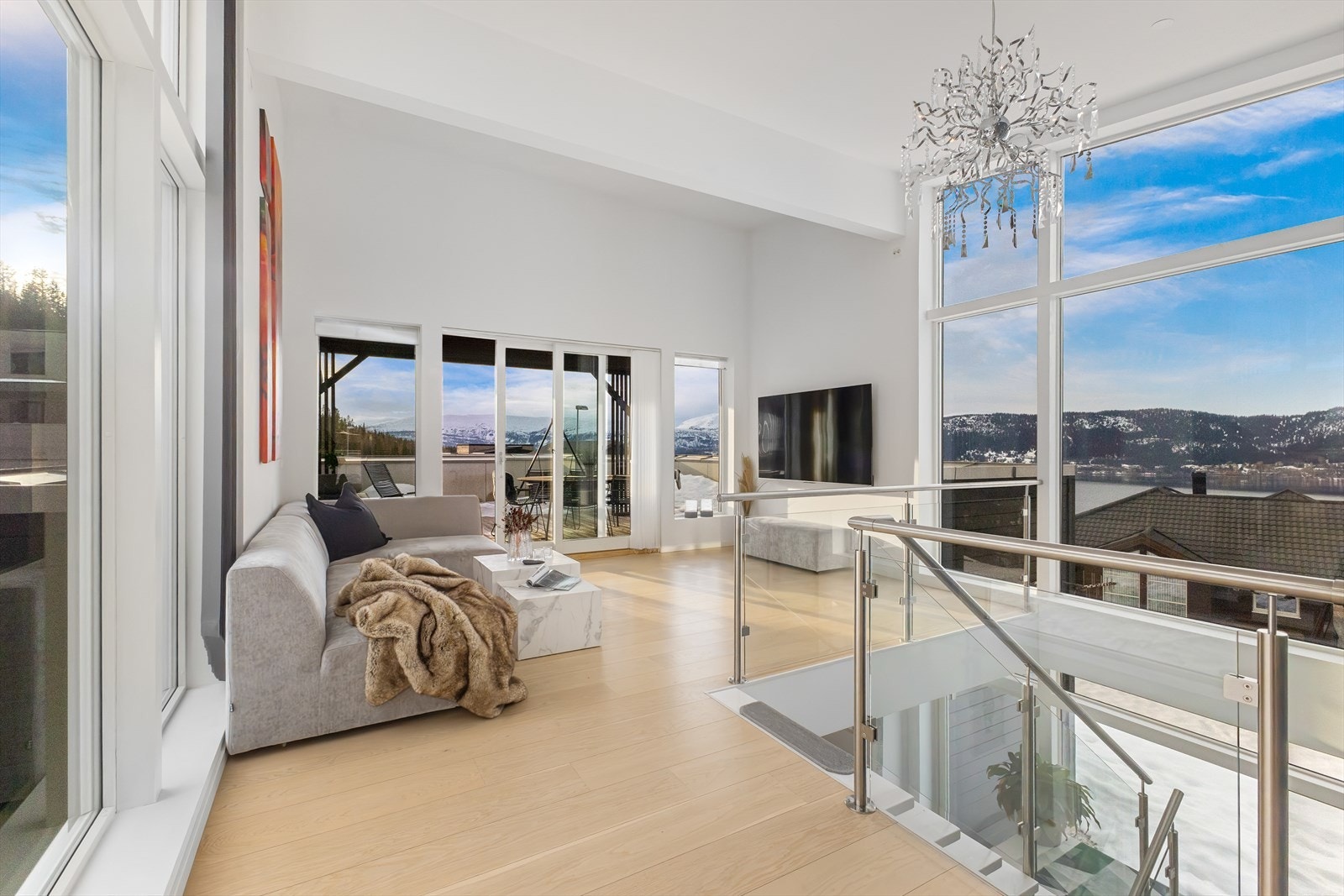 Trappegang fra 1. etg til 2.etg der man har stue nr. 1. Trappen har en lekker kombinasjon av rekkverk i stål, samt innfelte glassfelt. Legge merke til at her er det store vinduer i 3 himmelretninger. Utgang til den store terrassen via hev/skyvedør. Galleribilde