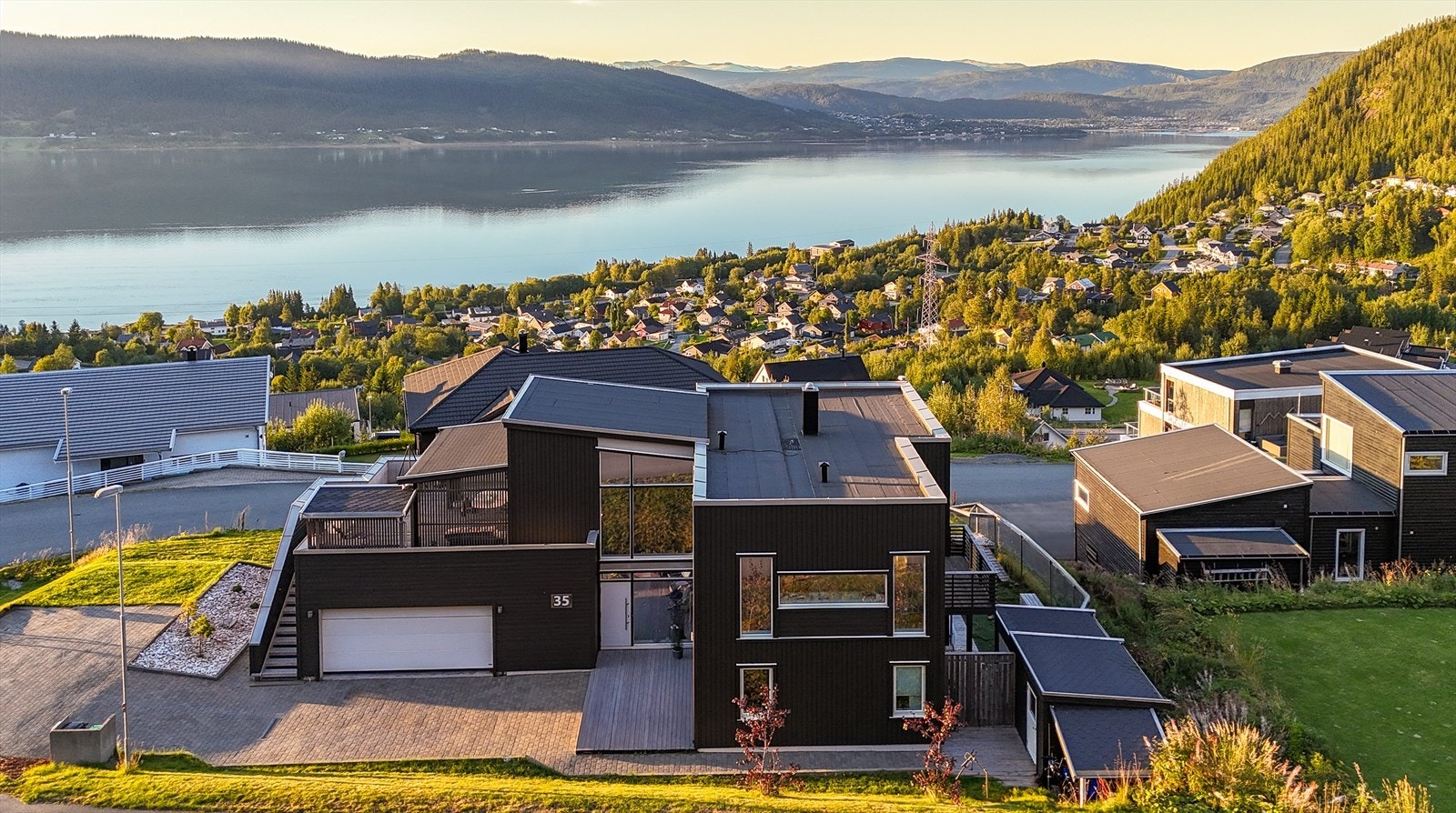 Inngangspartiet undertreker hvor nydelig denne villaen er. Store glassflater som her er vendt mot sør og på motsatt side mot Nord, Nord-vest. Dette gir herlig gjennomstrømning av lys/sol, og ikke minst en rå utsikt! Galleribilde
