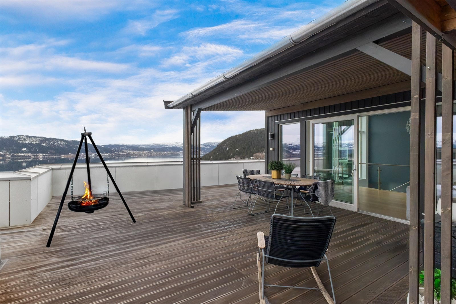 Ett uteområde de fleste drømmer om. Delvis overbygd terrasse på ca. 57kvm med etablert utekjøkken og godt med plass til møbler. Utsikten er bare helt rå herfra, men dette gjelder også fra de fleste deler av denne etasjen. Galleribilde