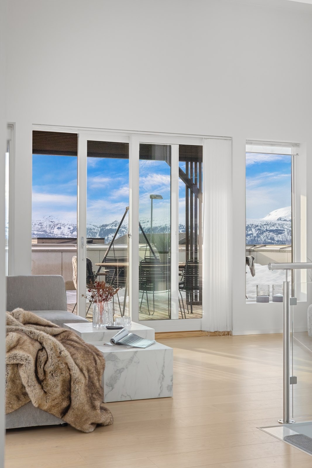 Stue nr. 1. Vakkert utsyn herfra. Det er tilpasset avskjerming mot solen i de fleste vinduer. Galleribilde