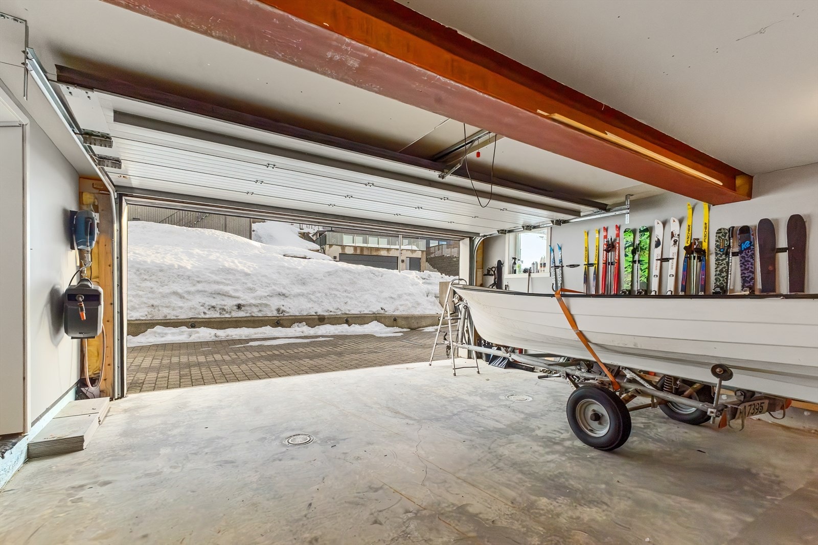 Stor dobbelgarasje med plass til det aller meste. Denne holder en fin temperatur året rundt. Uttak for hageslange og luft/kompressor installert. I tillegg er det en utvendig sportsbod med inngang fra garasjen og fra tomten. Galleribilde