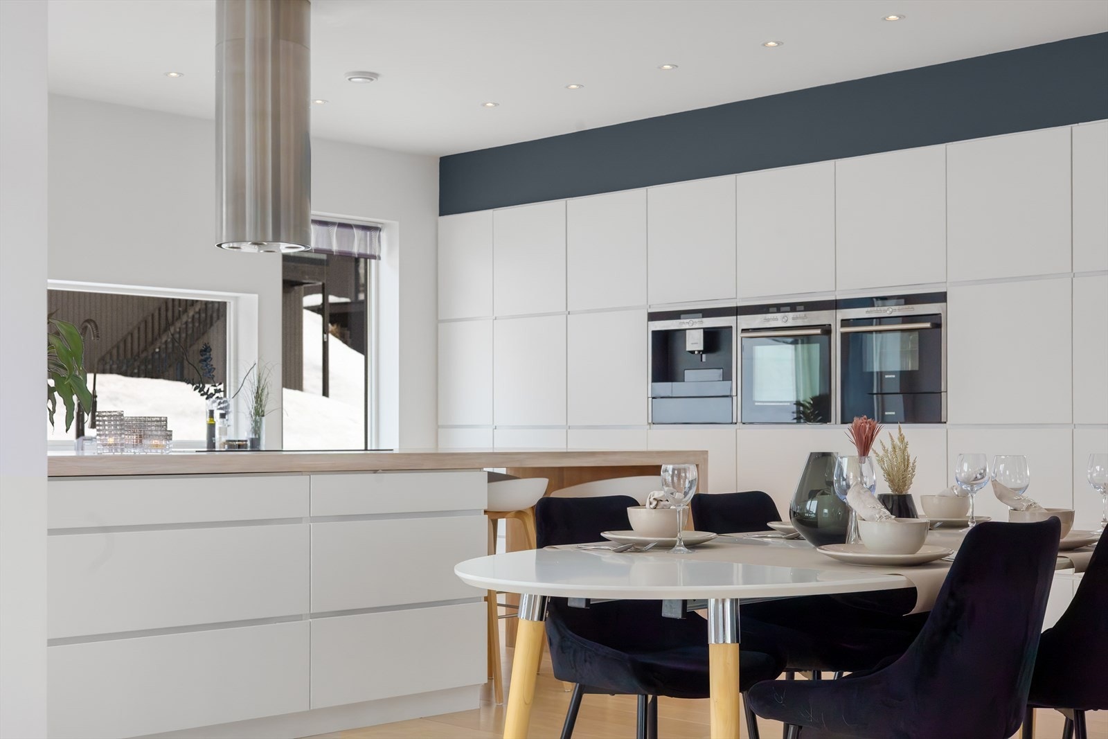 Flust med skap, skuffer samt sitteplass under kjøkkenbenken på kjøkkenet. Kjøl/fryseskap er selvsagt integrert. Galleribilde