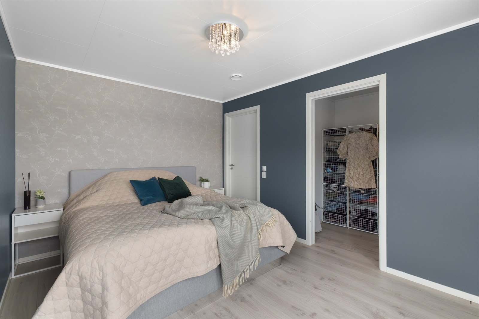Soverom 1 med walk-in-garderobe. Det er selvsagt balansert ventilasjon i boligen. Dette rommet er ca. 15.6kvm inkludert walk-in-garderobe. Galleribilde