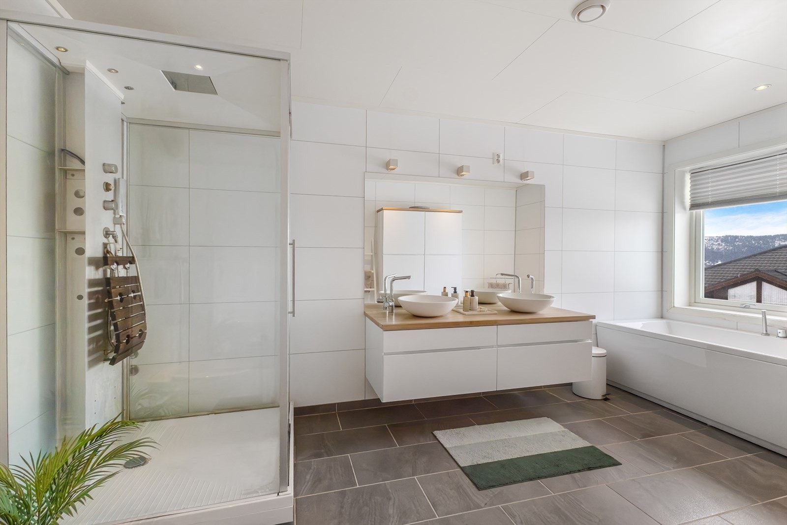 Nydelig bad i 1.etg på rundt 11.4kvm. Stor dusj med massasjefunksjon, tropedusj og sittebenk. Pen baderomsinnredning som gir SPA følelse, og ikke minst design badekar. Galleribilde