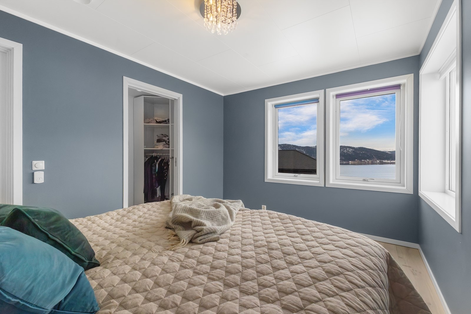 Soverom 1. Tenk å våkne opp om morgenen med utsikten som man har herfra. Galleribilde