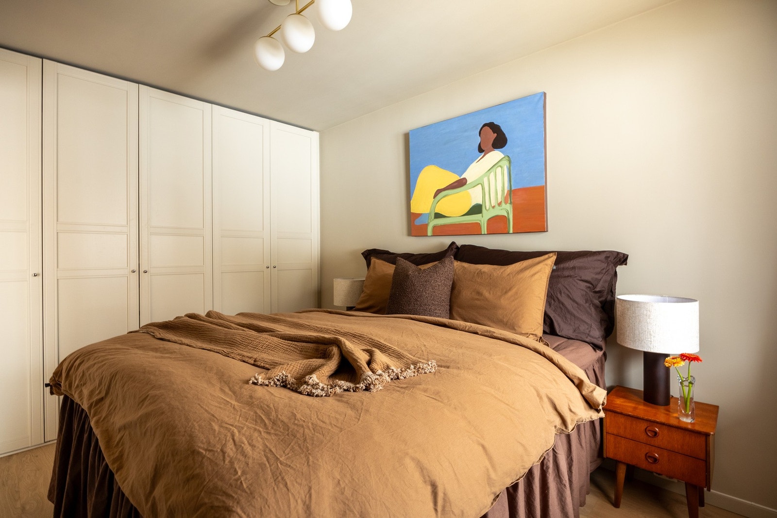 Rikelig med oppbevaringsplass i medfølgende garderobeskap. Galleribilde