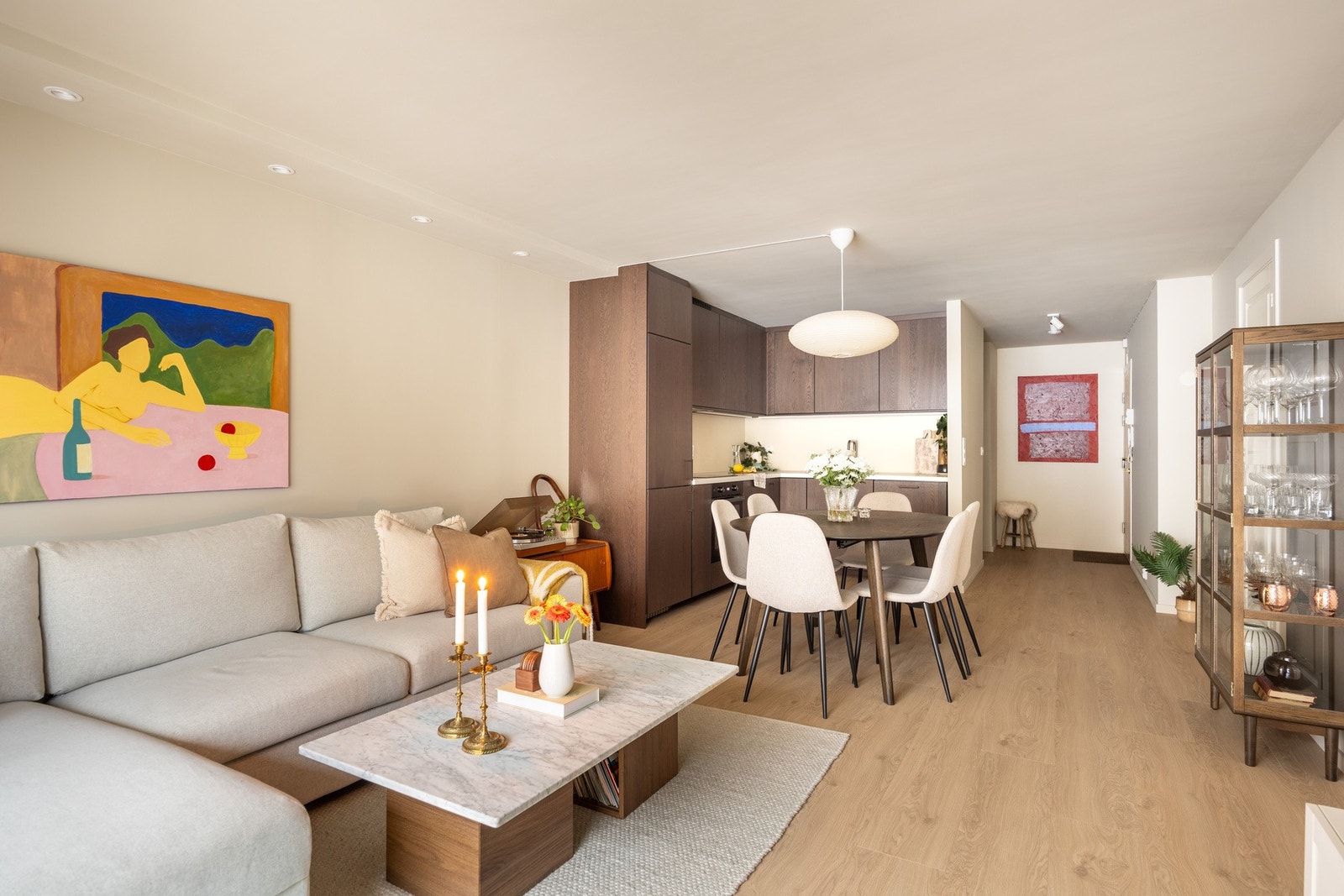 Overflatene er malt i en behagelig fargetone, og på gulvene er det lagt slitesterk laminat. Galleribilde