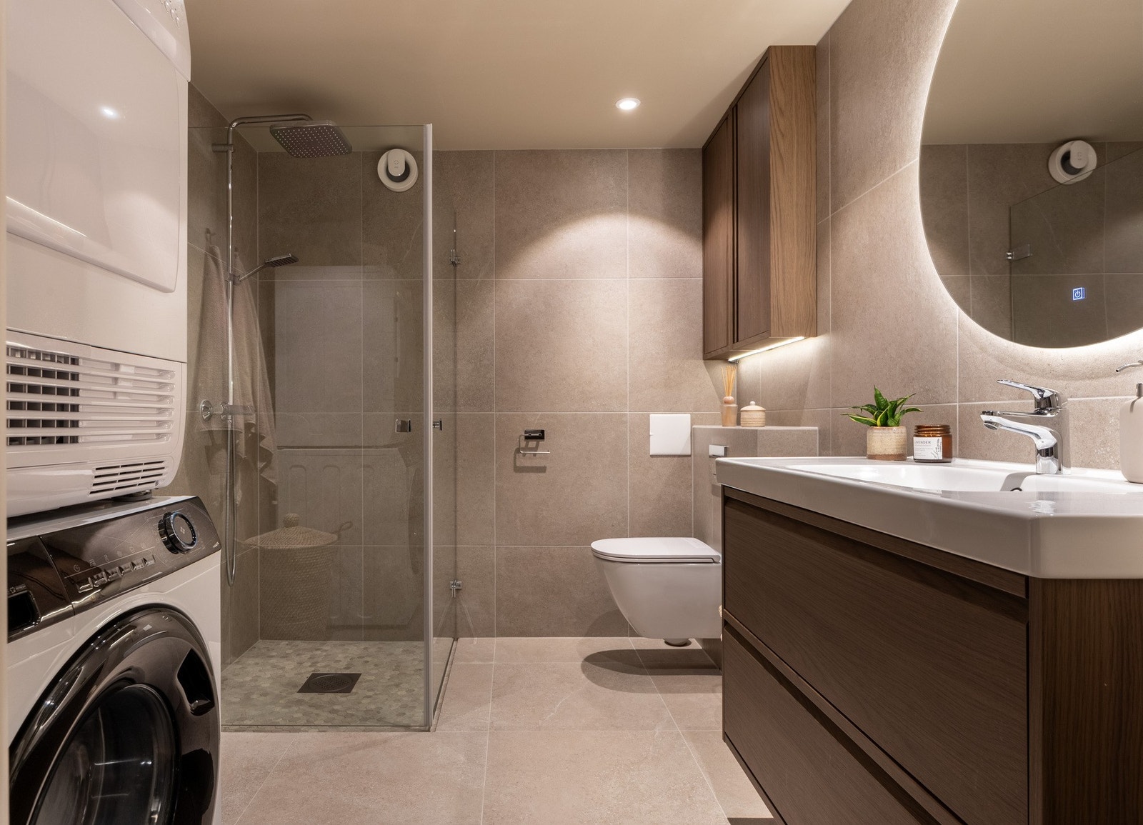 Videre har man et helt nytt bad fra 2025 med gulvvarme, samt downlights i himling. Galleribilde