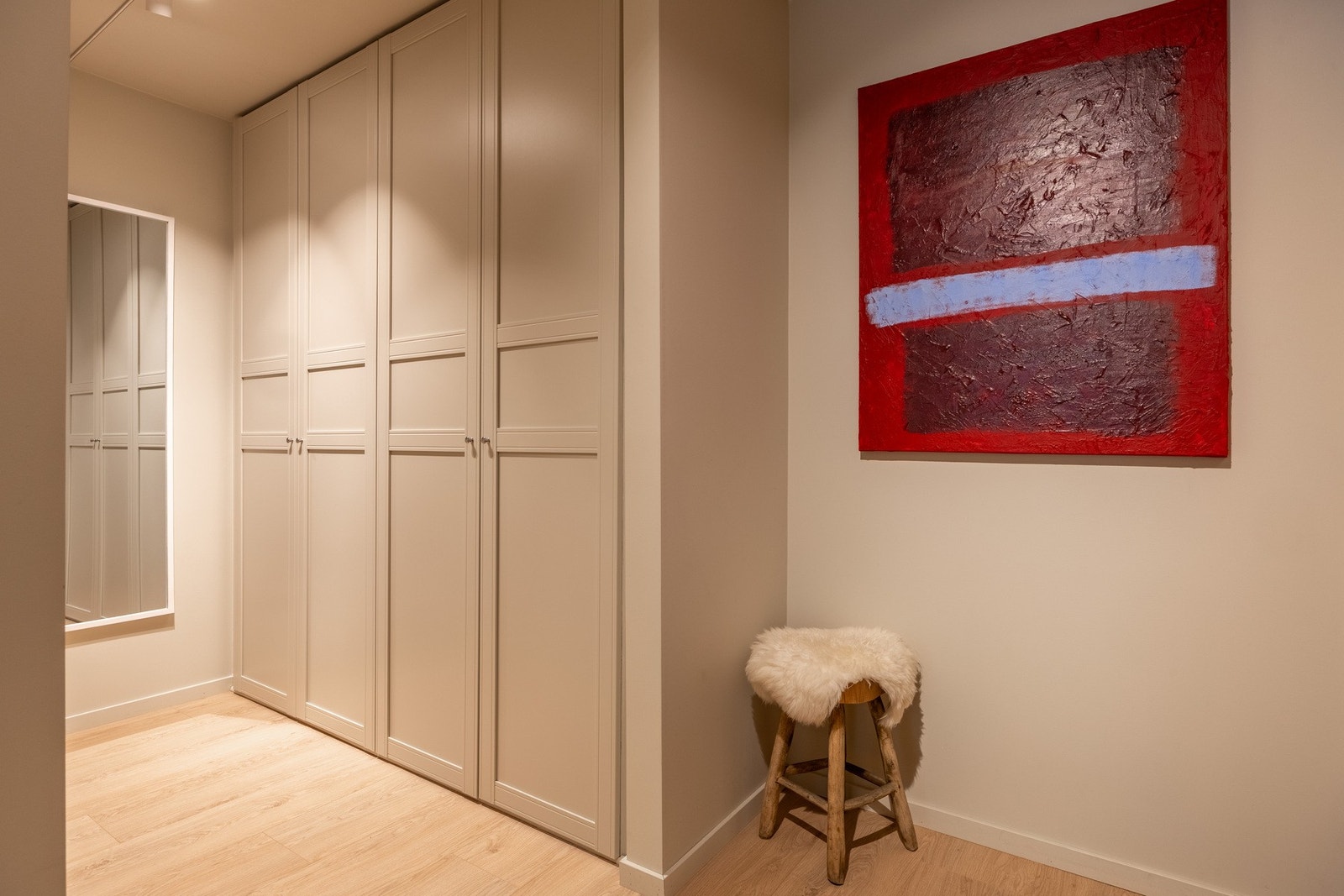 Romslig og innbydende entré. Galleribilde