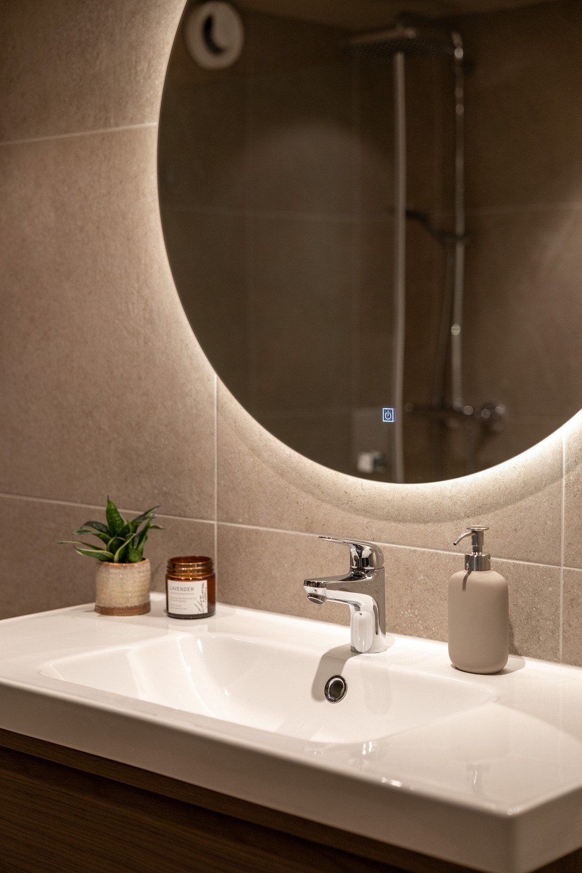 Tidsmessig innredning og stort speil med LED-belysning. Galleribilde