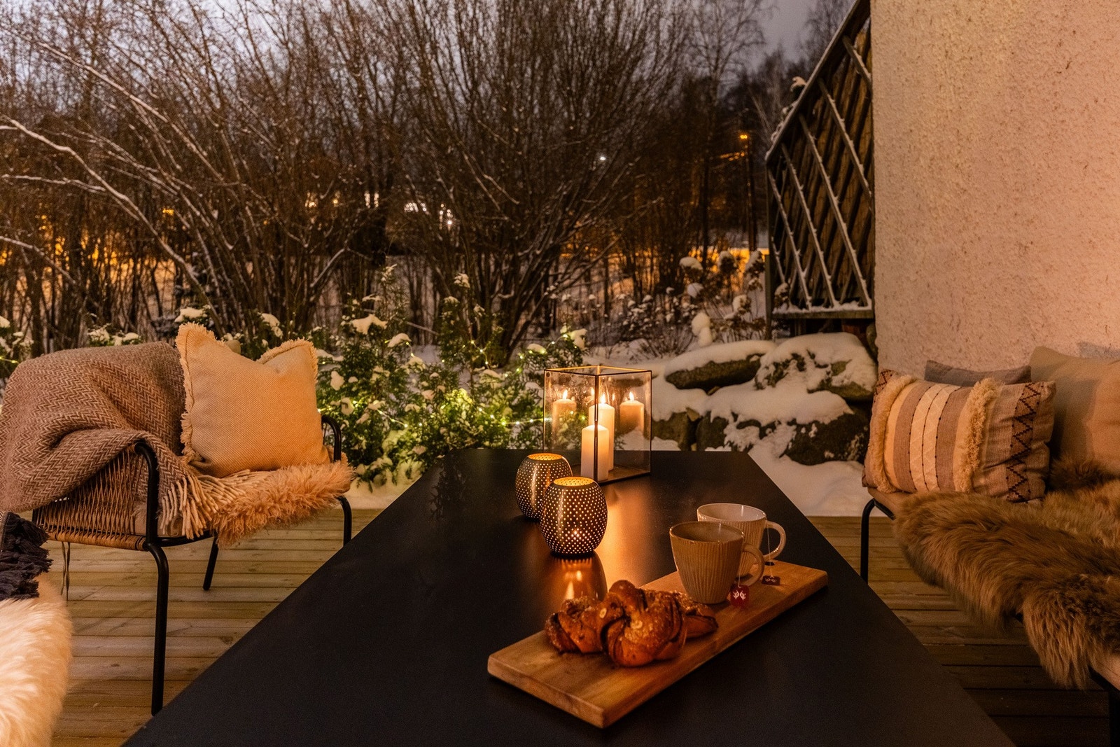 Leiligheten har en herlig markterrasse med stor boltreplass. Galleribilde