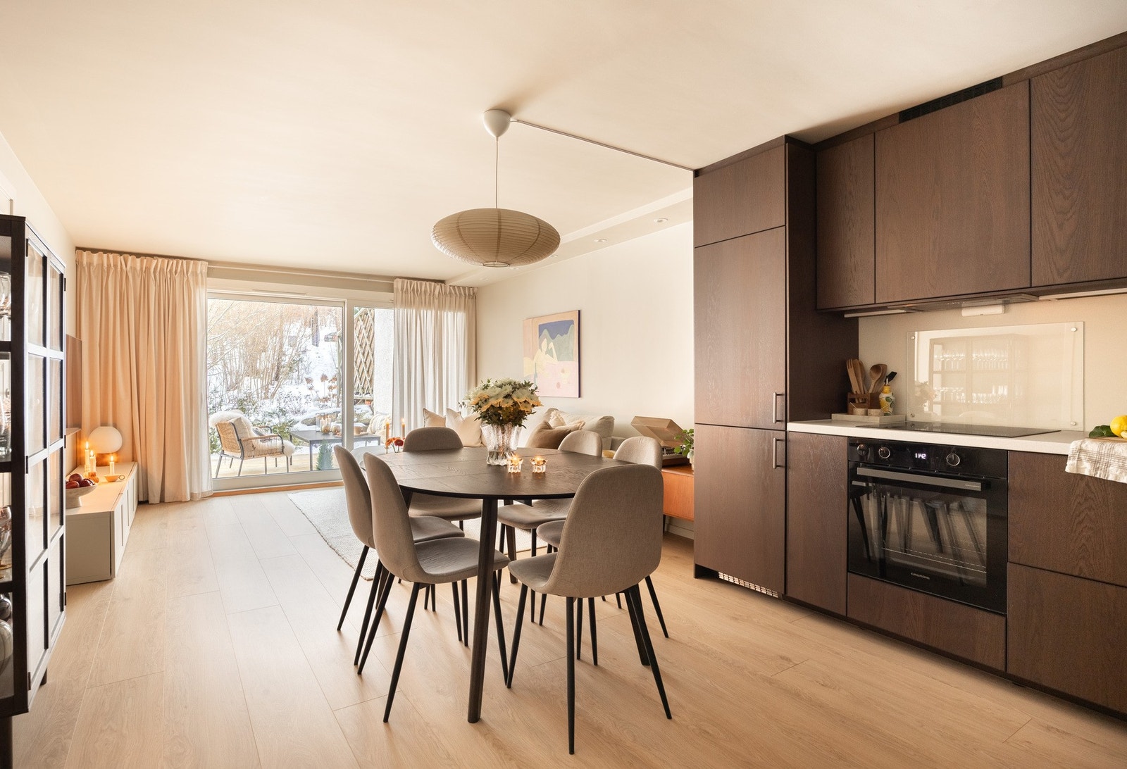 Rikelig med naturlig lysinnslipp gir en luftig atmosfære. Galleribilde