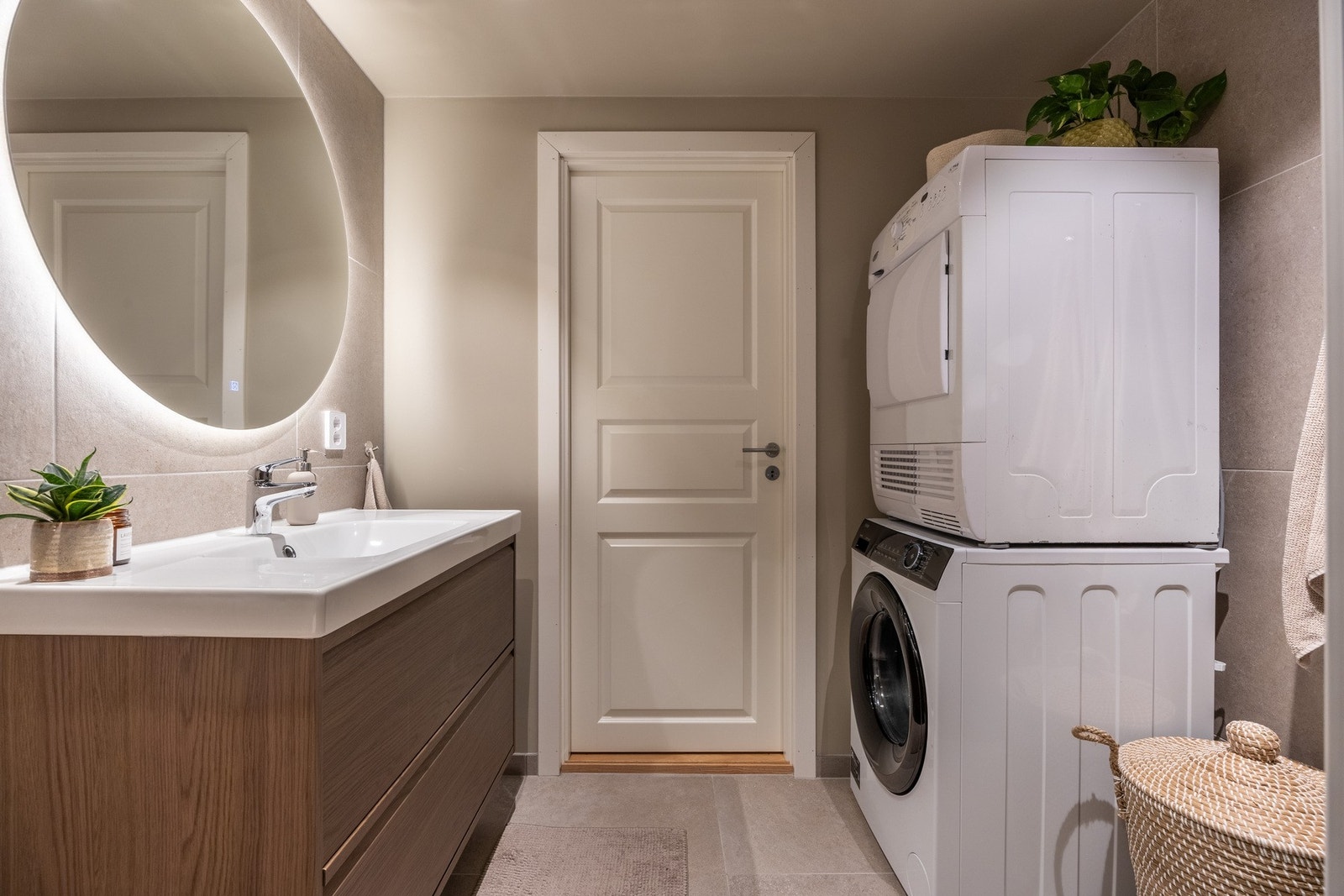 Det er opplegg og plass for vaskemaskin. Galleribilde