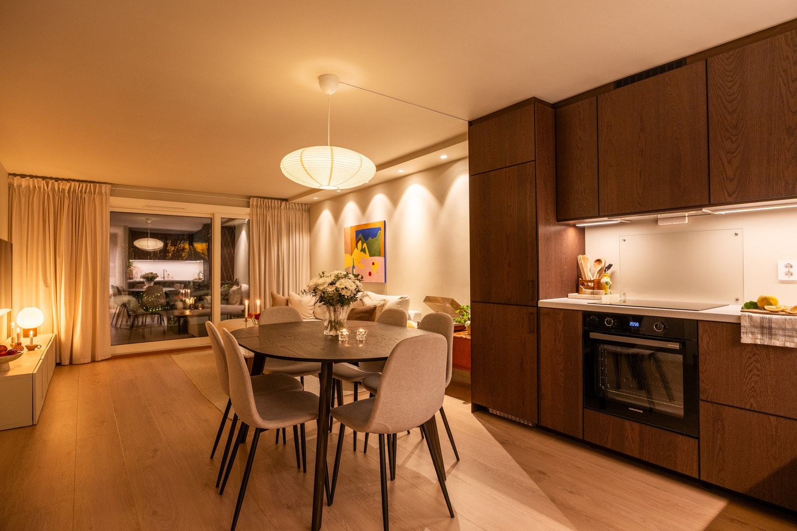 Det er god plass til å innrede med spisebord. Galleribilde