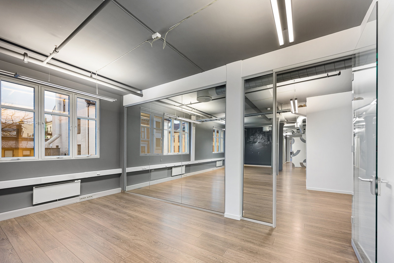 Mulighet for mange kontorplasser i åpent landskap kombinert med to separate kontorer Galleribilde