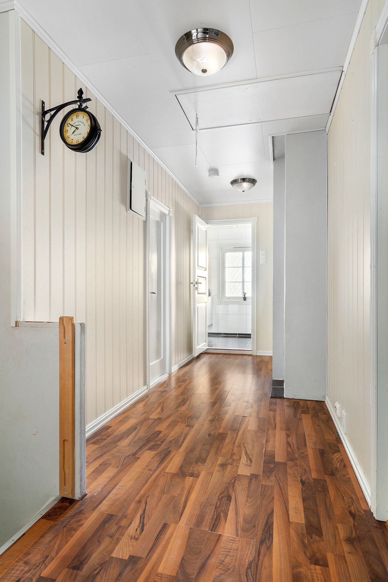 Så får du bli med opp til loftetasjen hvor det er en luke i taket til lagring av julepynt og mer. Galleribilde